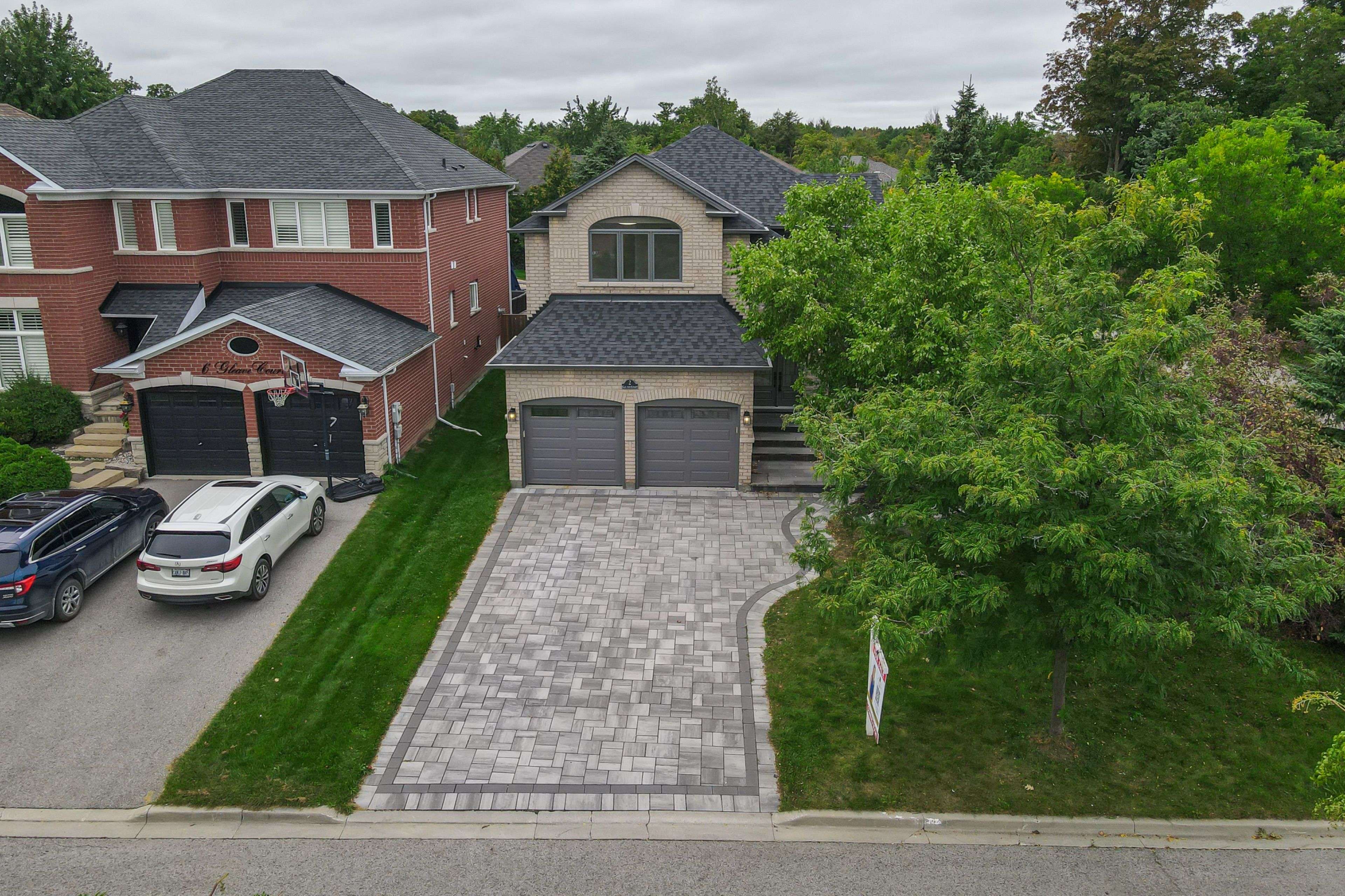 Aurora, ON L4G 7L9,2 Gleave CT