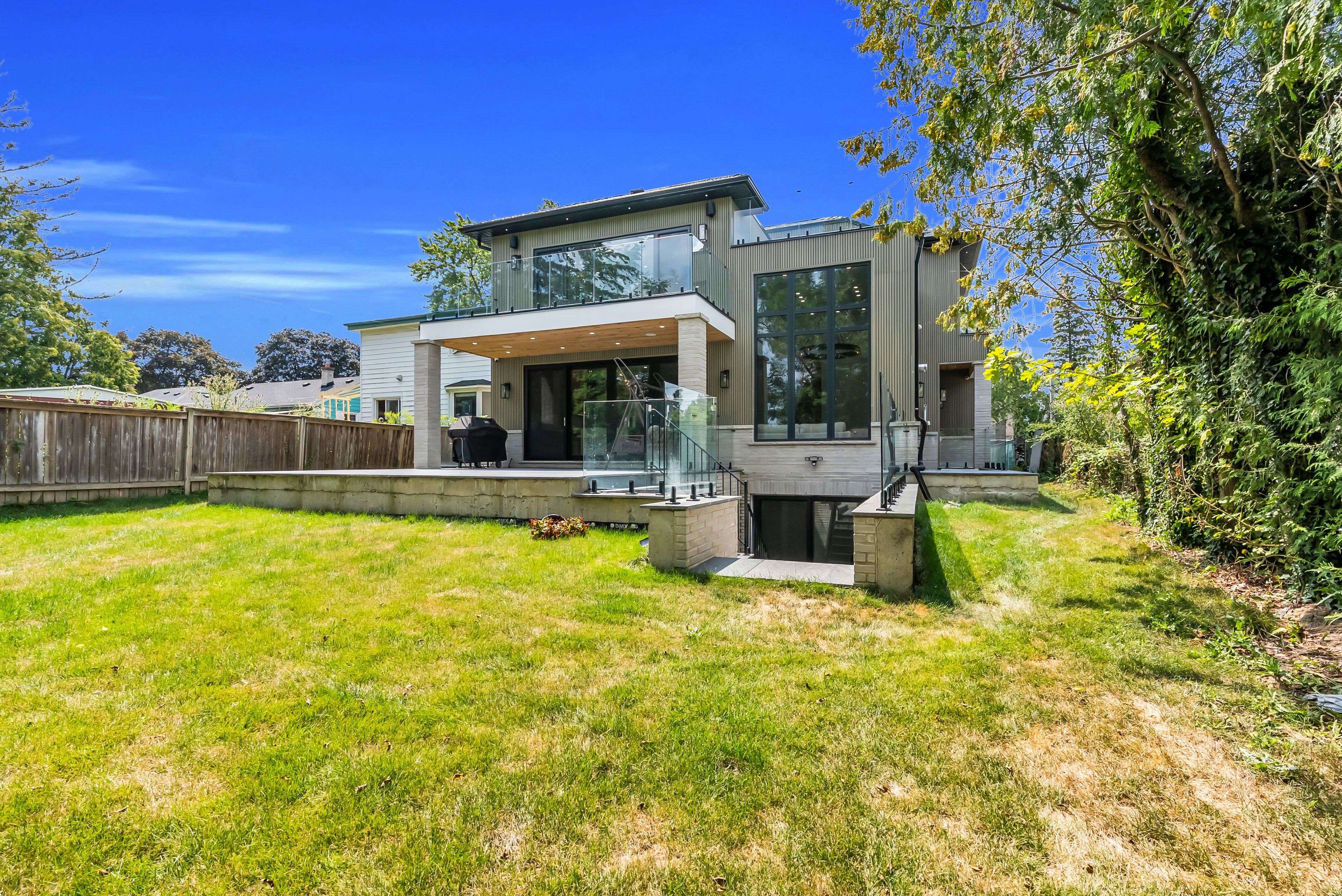 Mississauga, ON L5M 1N6,9 Earl ST