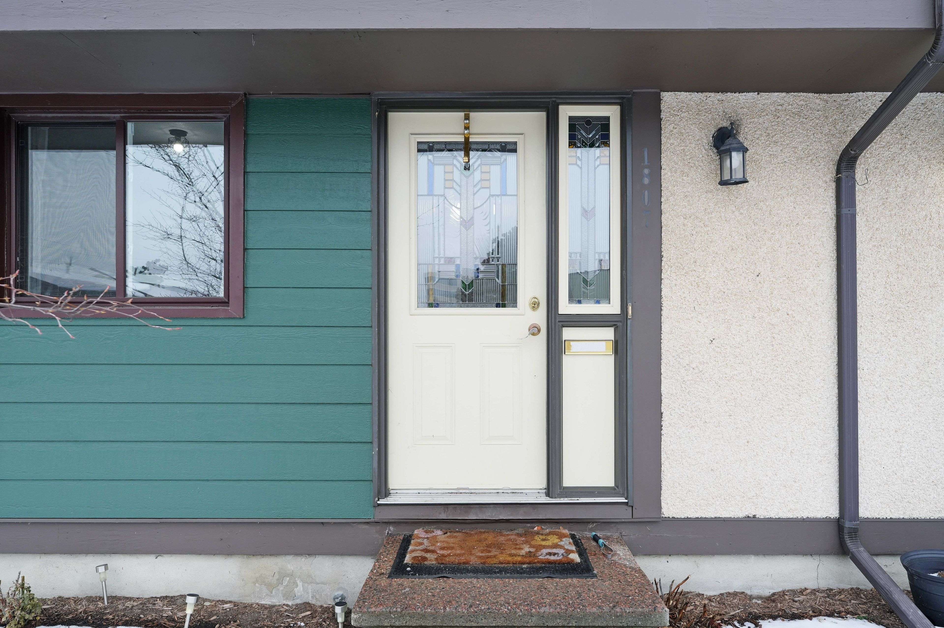 Cyrville - Carson Grove - Pineview, ON K1B 4W6,1807 Meadowbrook RD