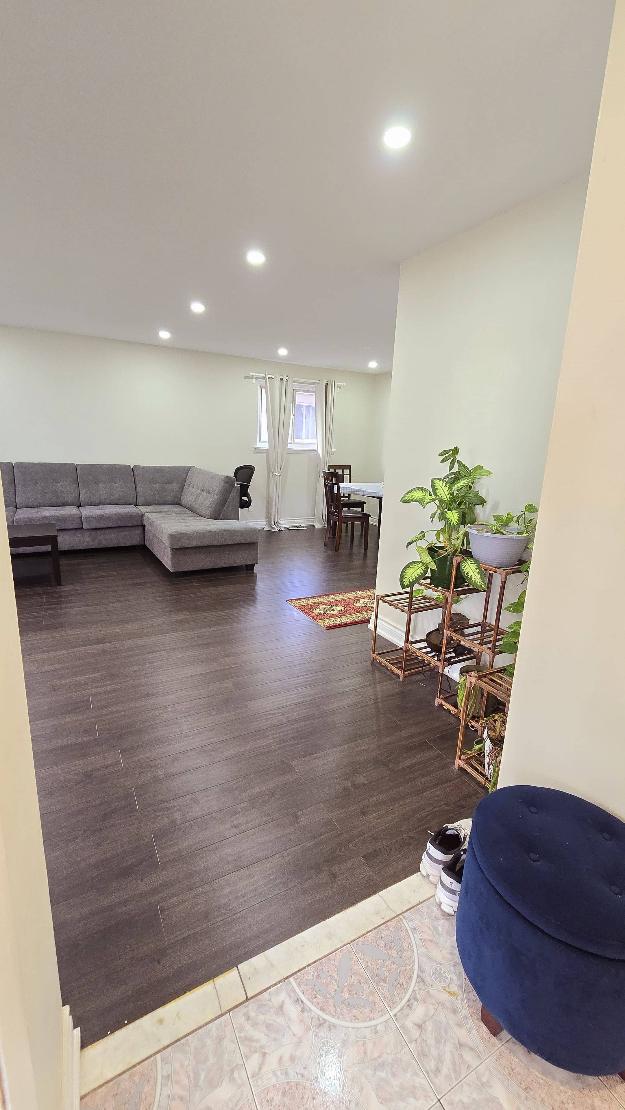 Toronto W10, ON M9V 3P6,22 Murchison CRES