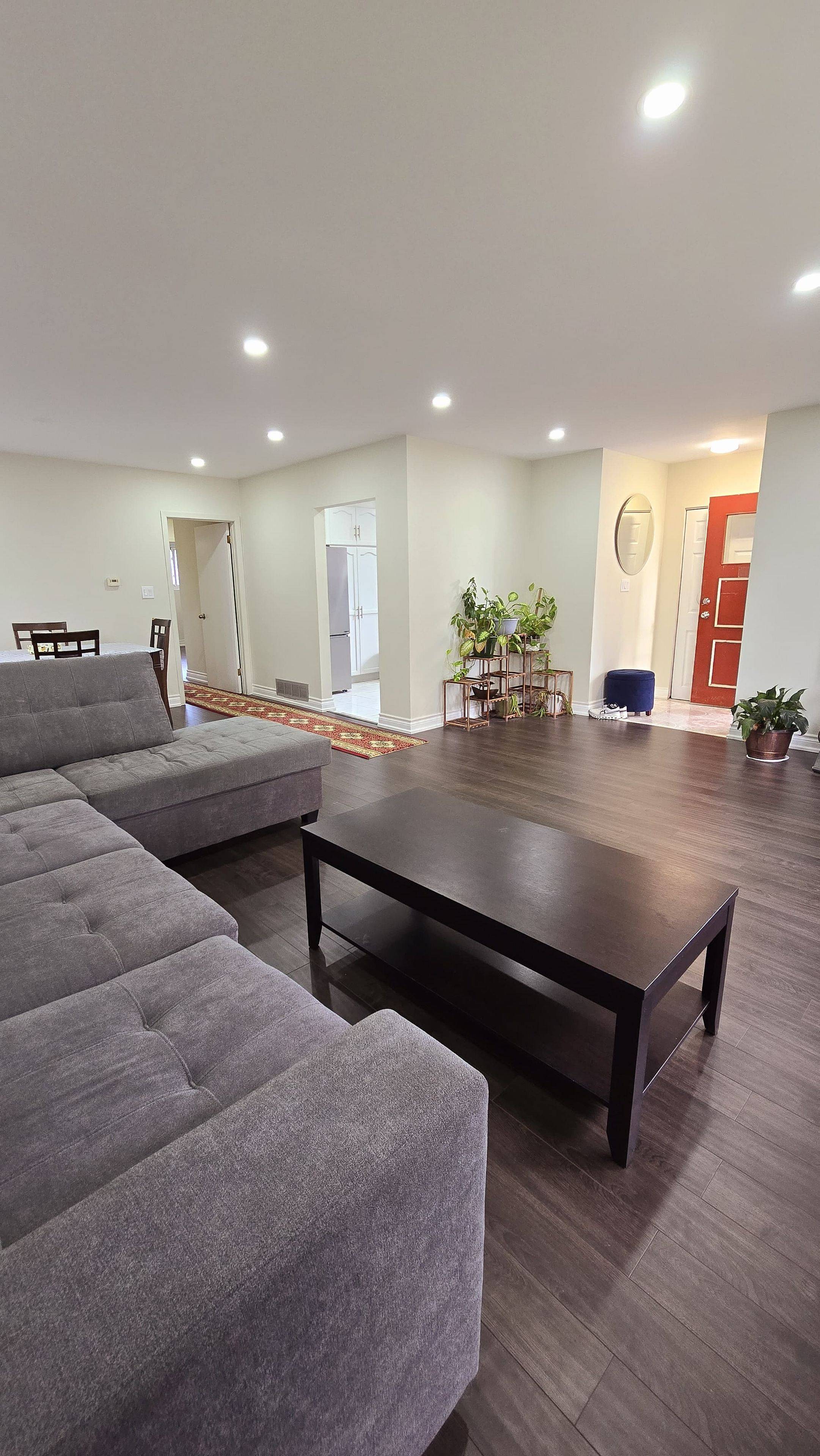 Toronto W10, ON M9V 3P6,22 Murchison CRES