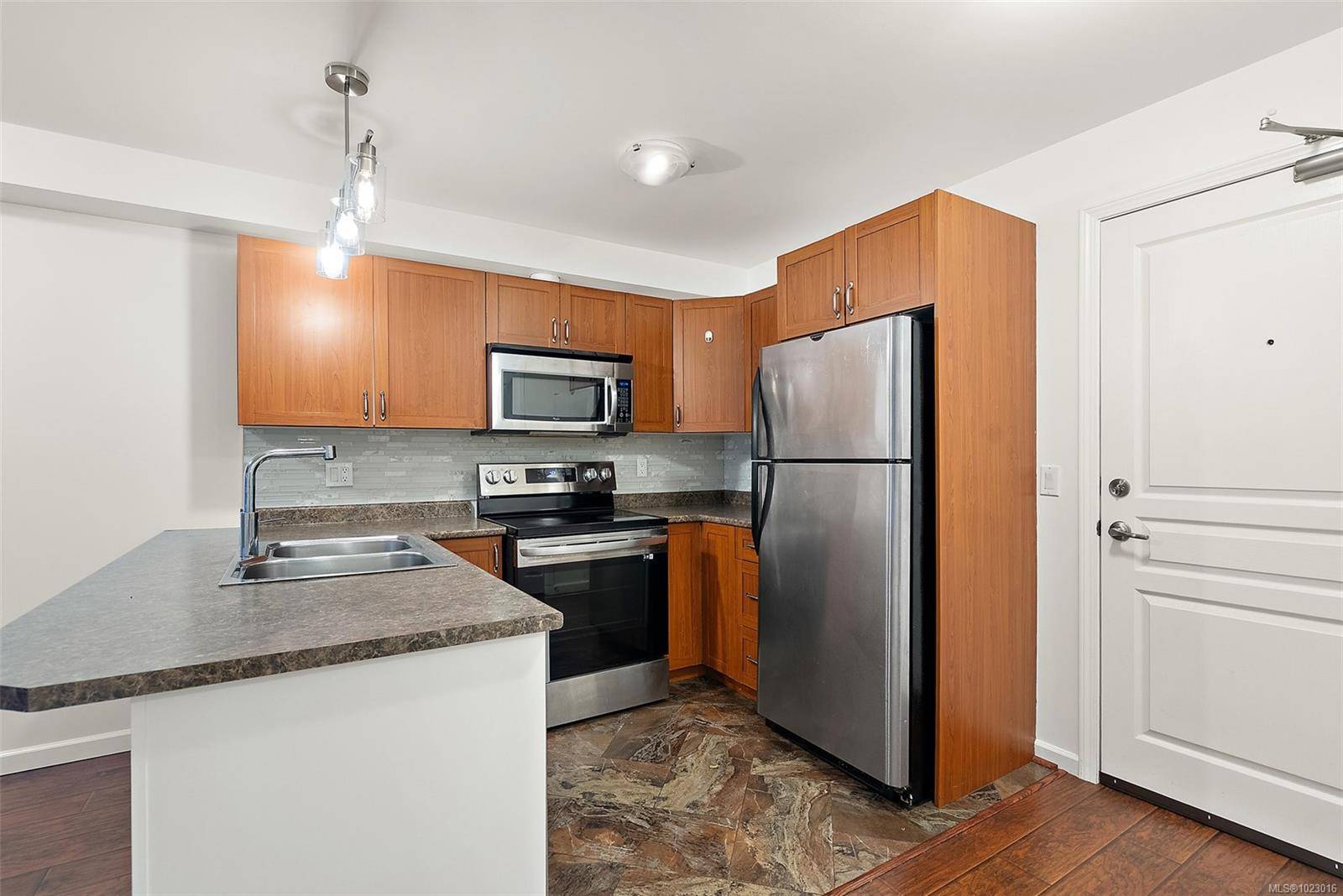 Langford, BC V9B 2W9,663 Goldstream Ave #308