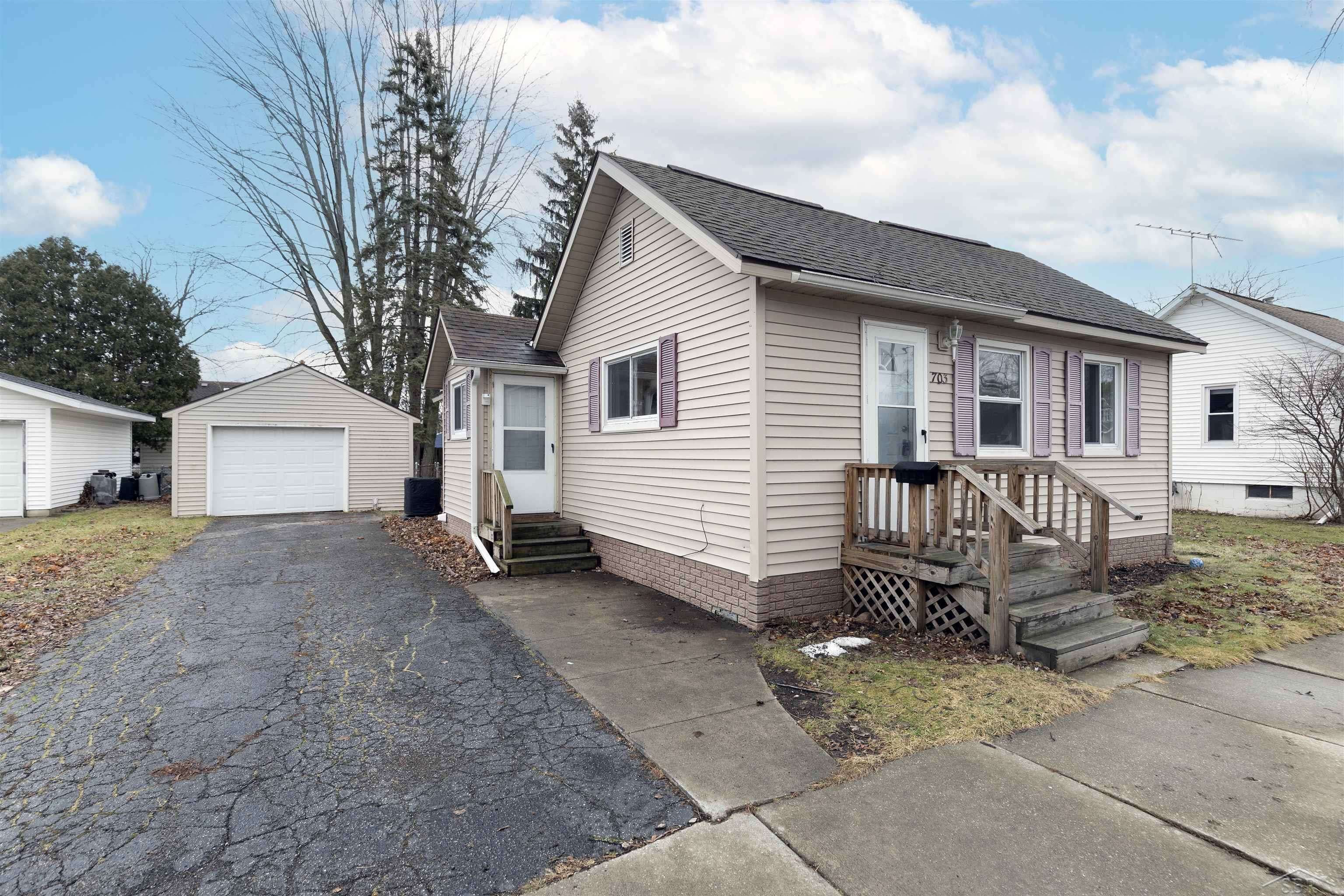 Essexville, MI 48732,703 Main ST