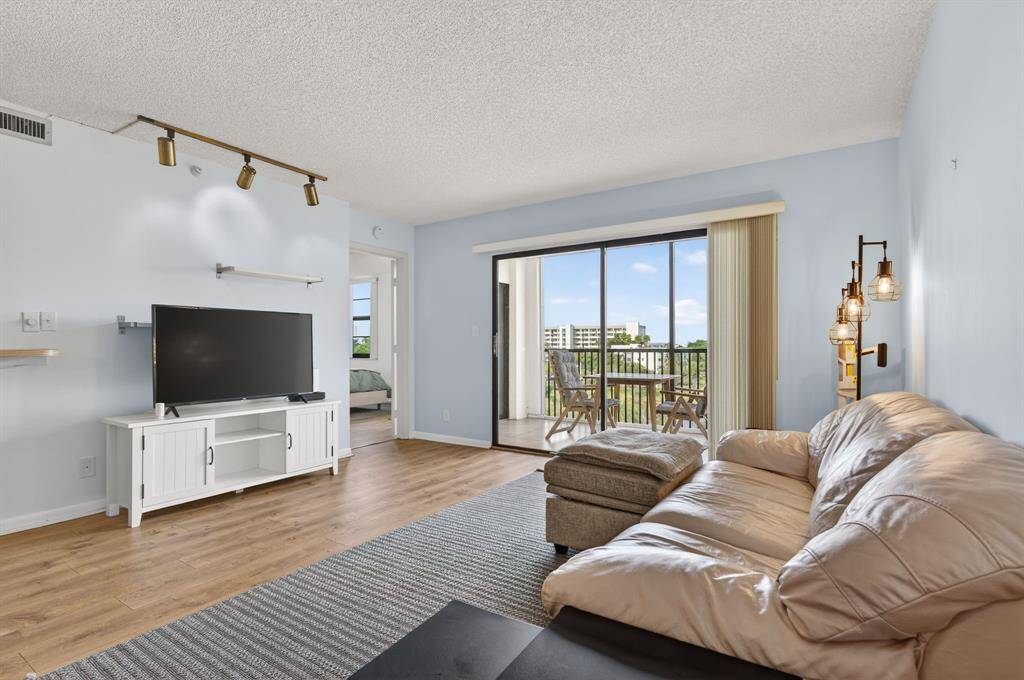 Pompano Beach, FL 33069,2205 S Cypress Bend Dr #604