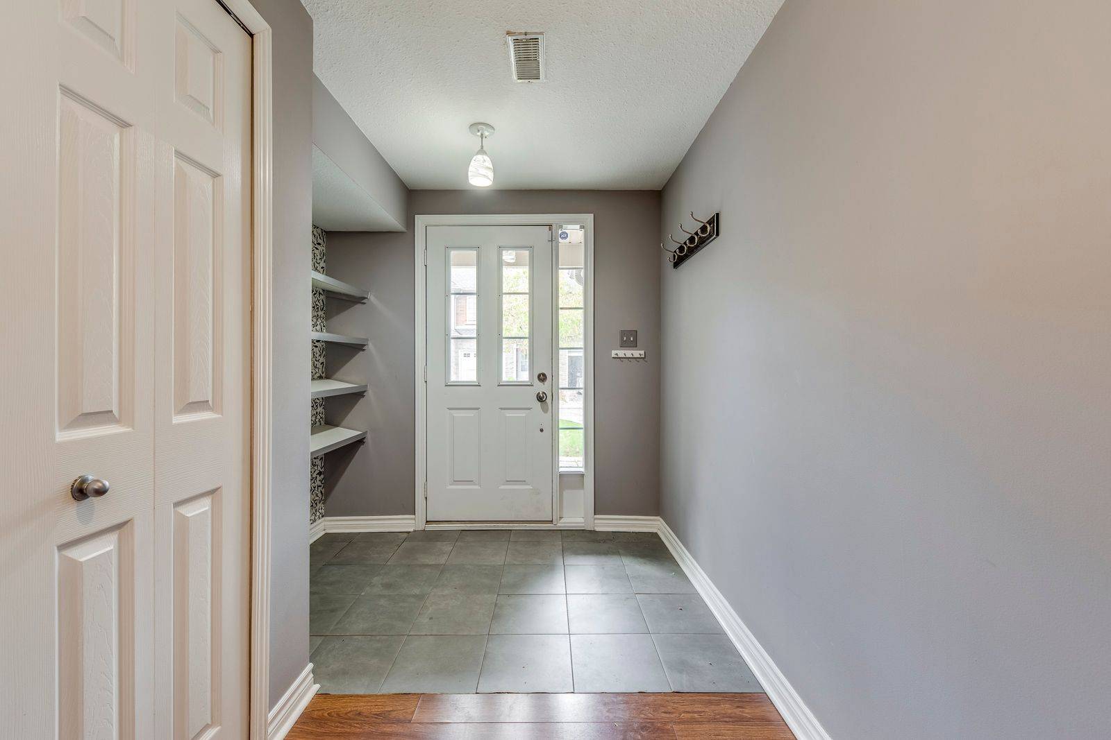 Hamilton, ON L9C 7W6,7 Southside PL #25