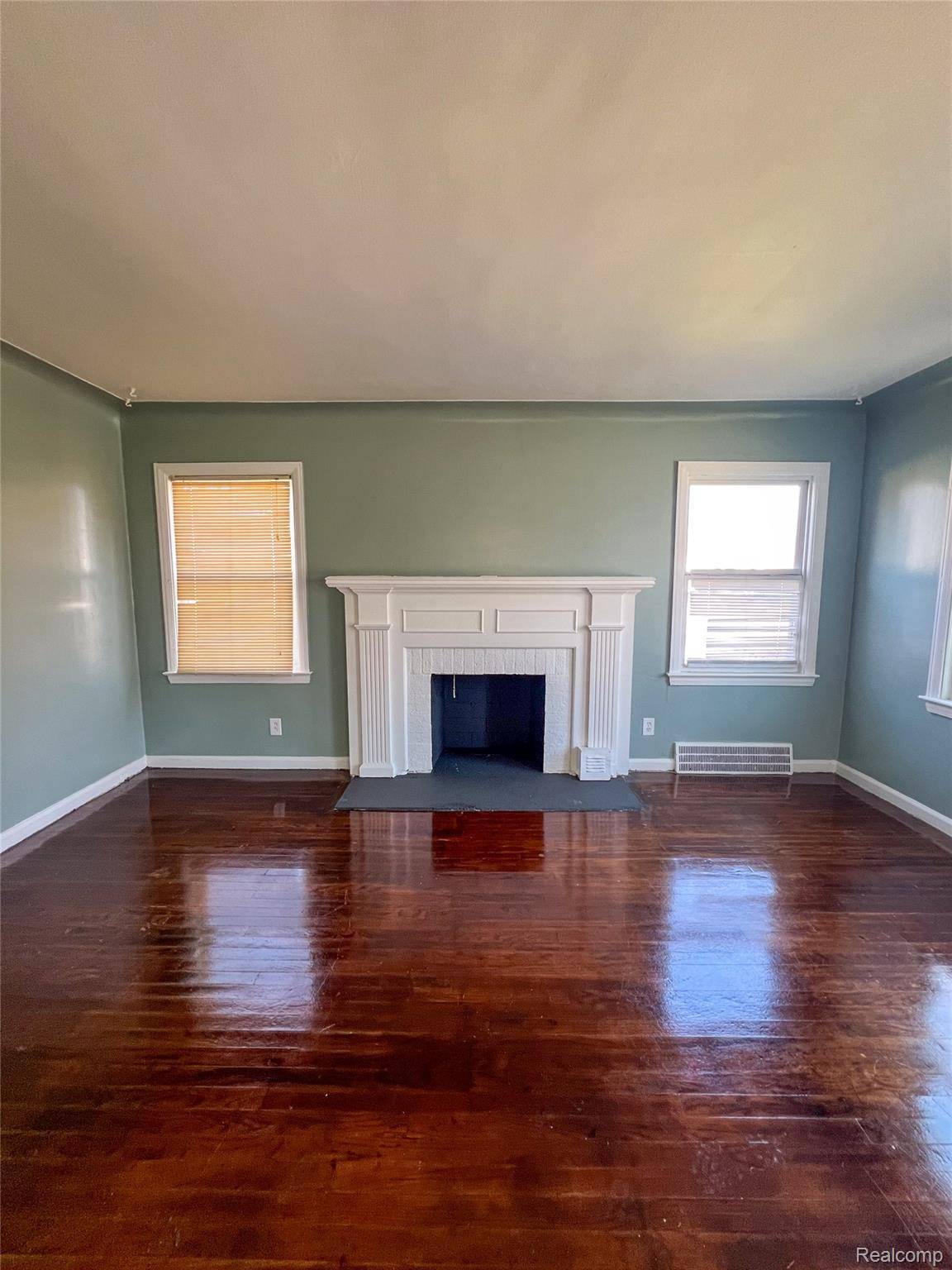 Detroit, MI 48205,15456 Saratoga ST