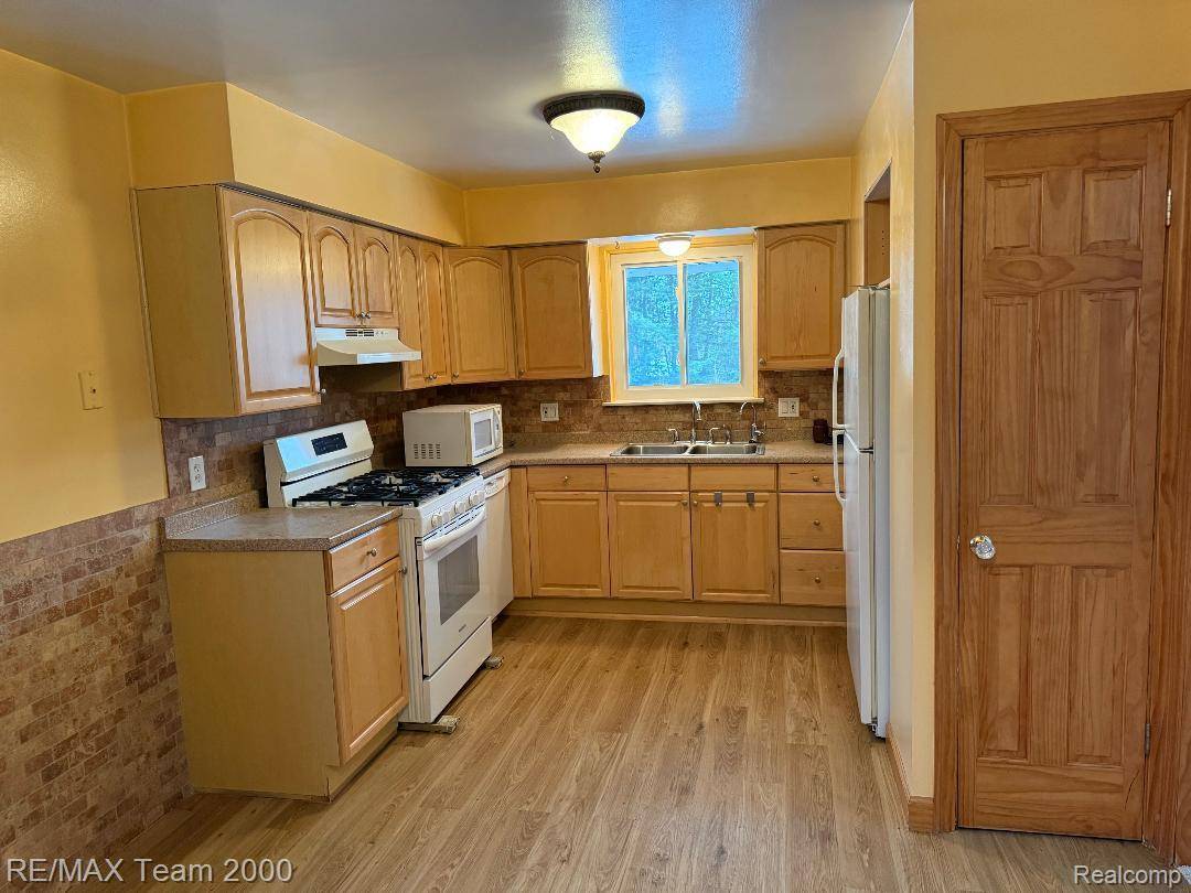 Dearborn Heights, MI 48127,24941 Rouge River DR