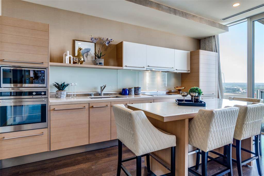 Dallas, TX 75219,2408 Victory Park Lane #1031