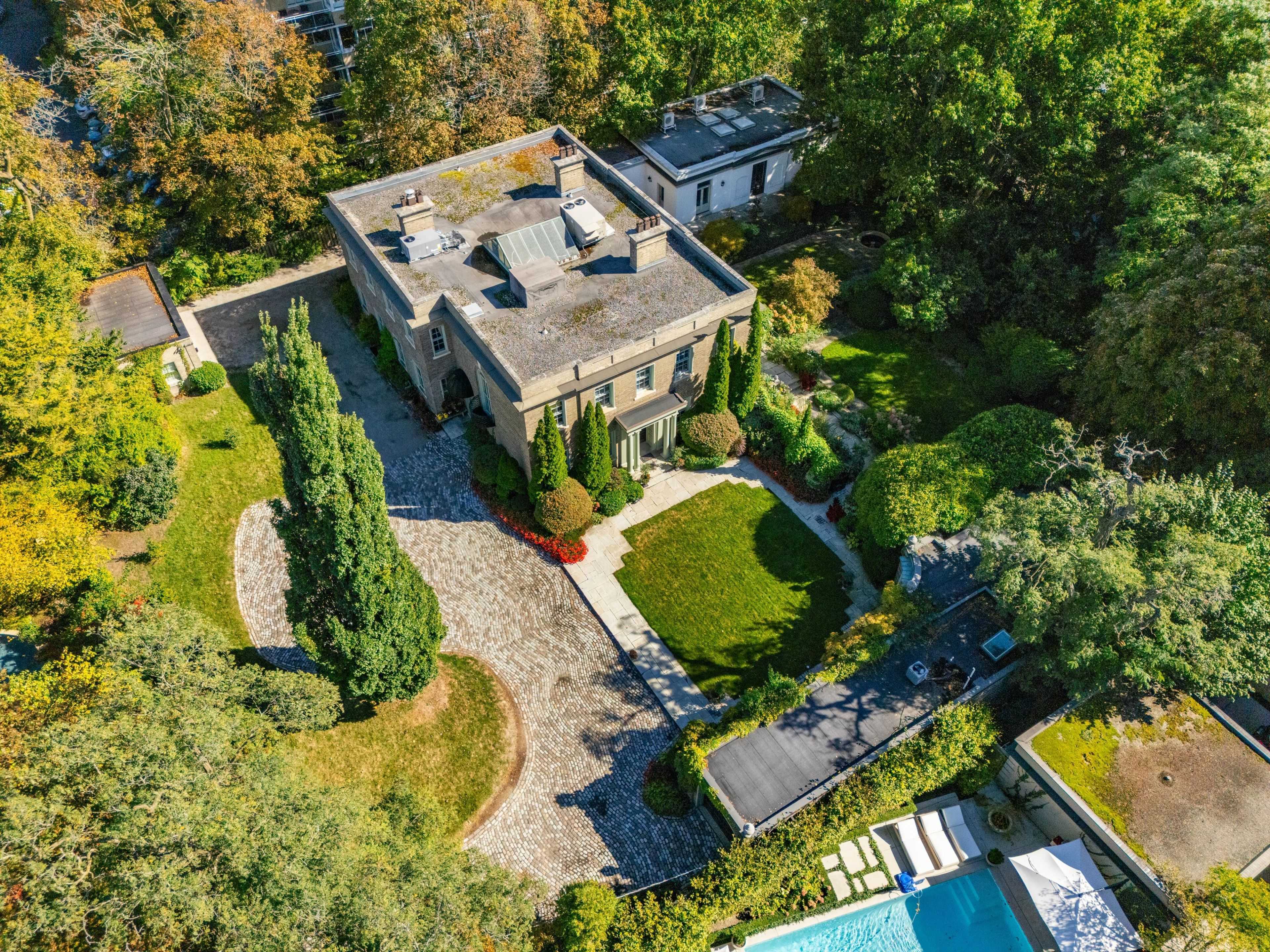 Toronto C02, ON M4V 2M1,1 Edmund Gate