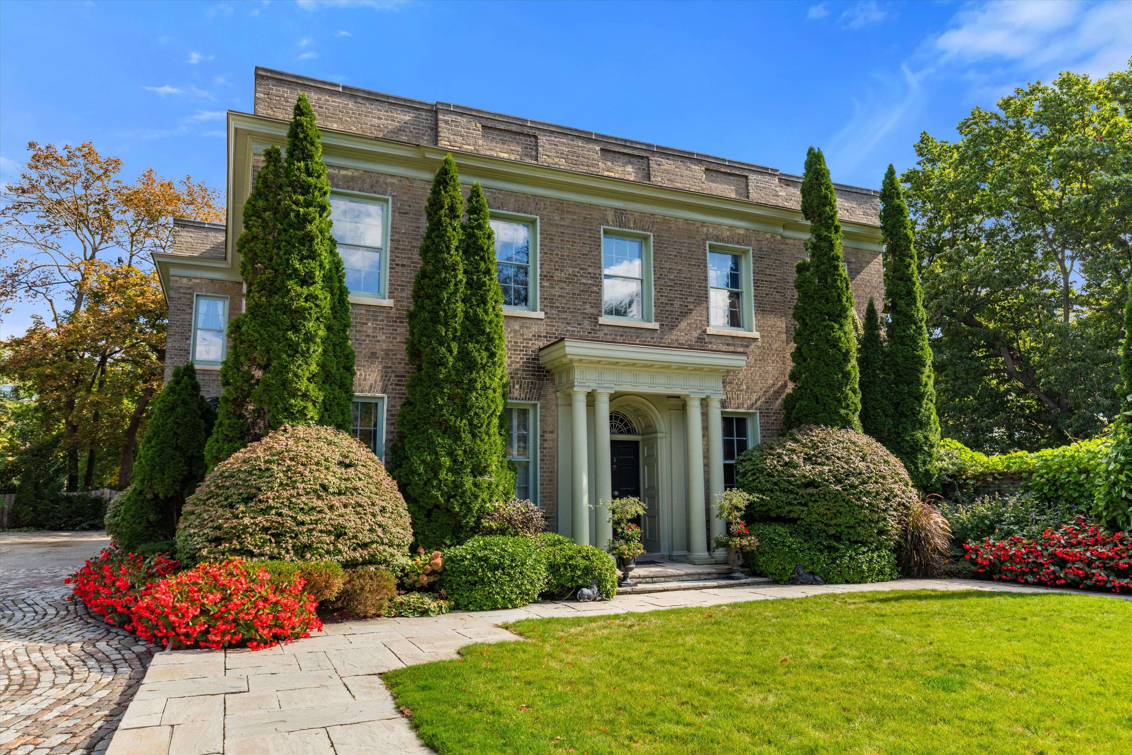 Toronto C02, ON M4V 2M1,1 Edmund Gate