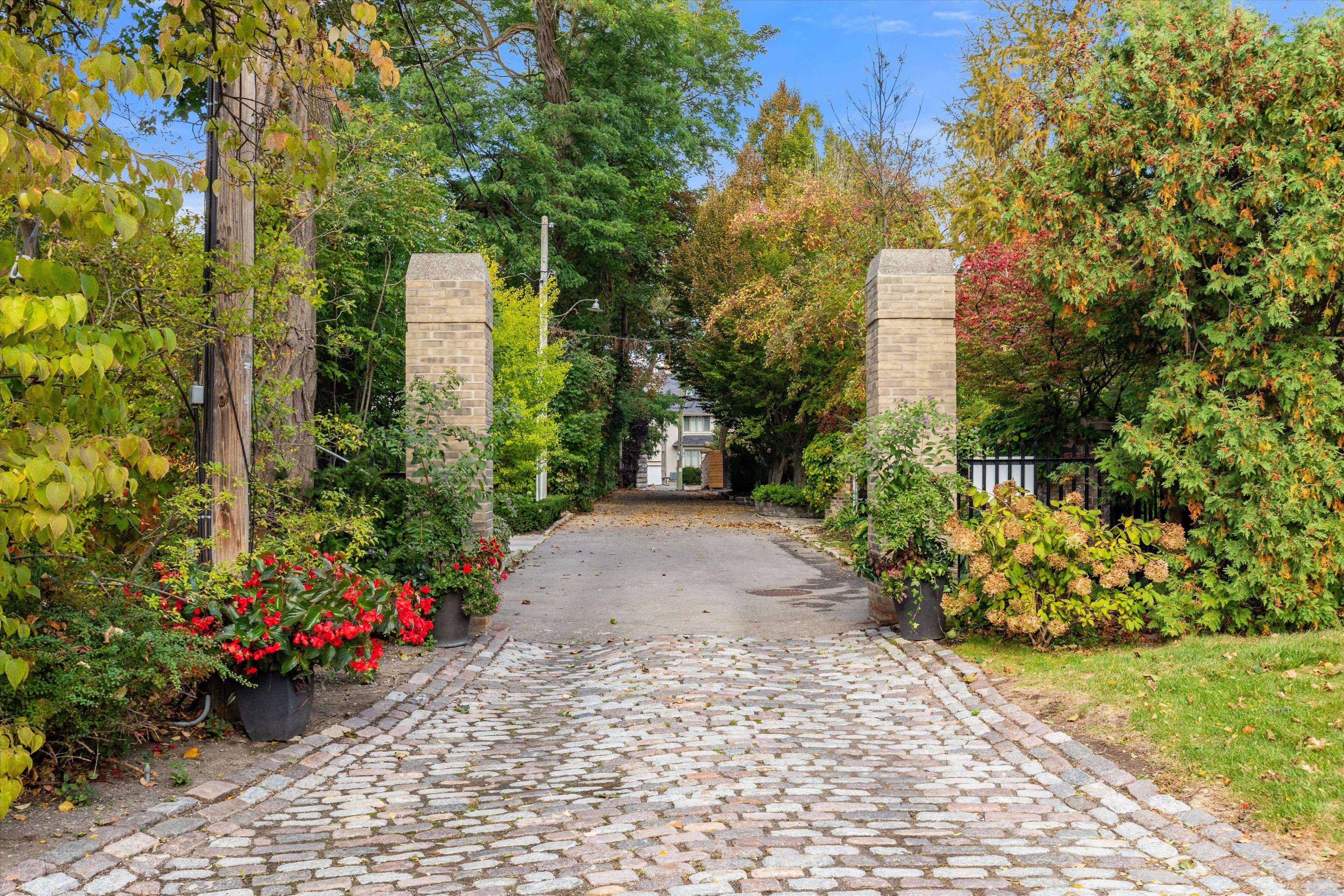 Toronto C02, ON M4V 2M1,1 Edmund Gate