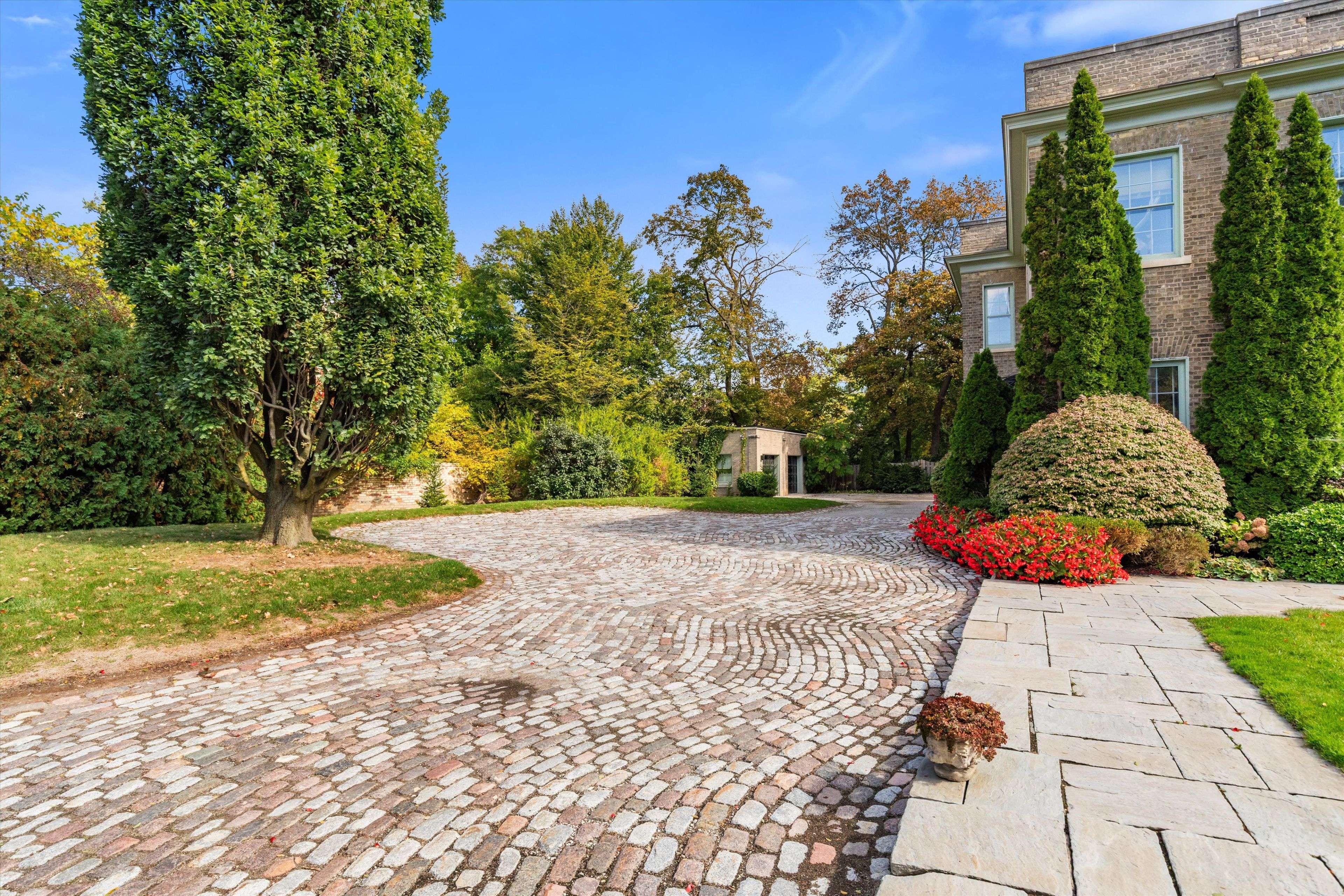 Toronto C02, ON M4V 2M1,1 Edmund Gate