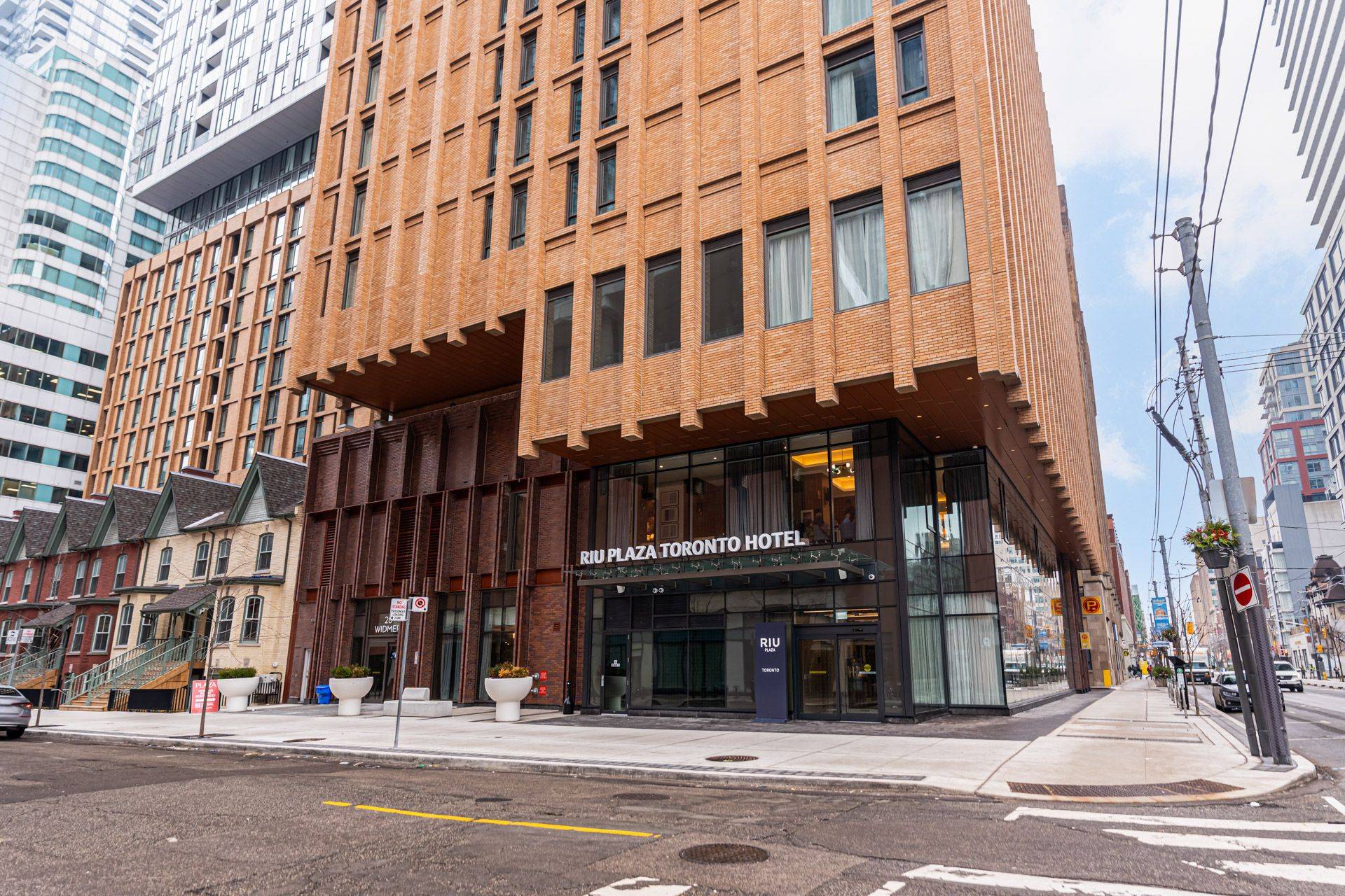 Toronto C01, ON M5V 0T2,28 Widmer ST #4127