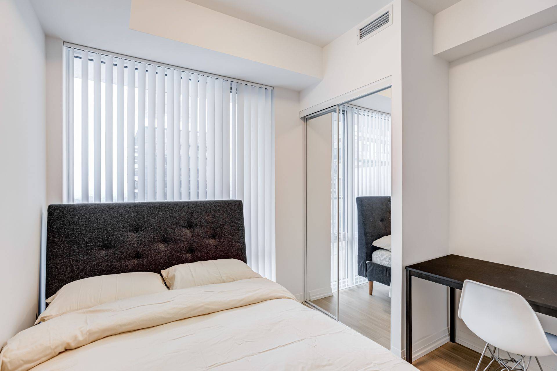 Toronto C01, ON M5V 0T2,28 Widmer ST #4127