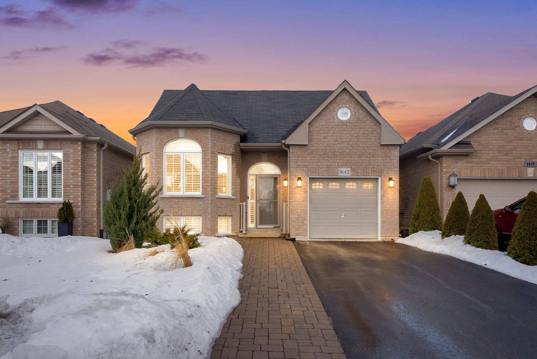 Oshawa, ON L1K 2X1,1645 Whitestone DR