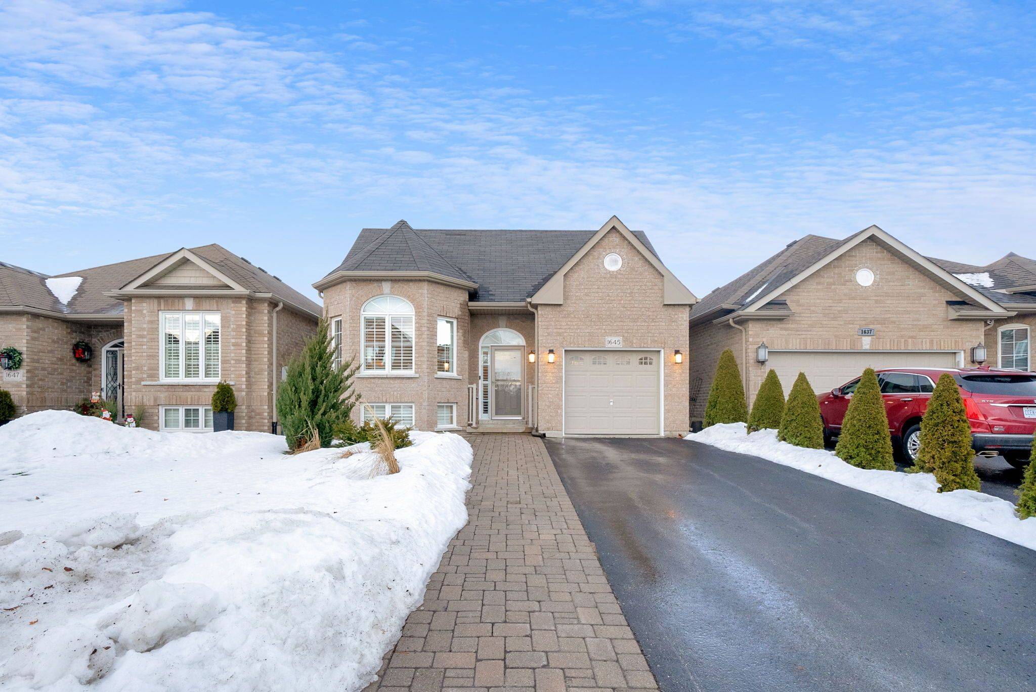 Oshawa, ON L1K 2X1,1645 Whitestone DR