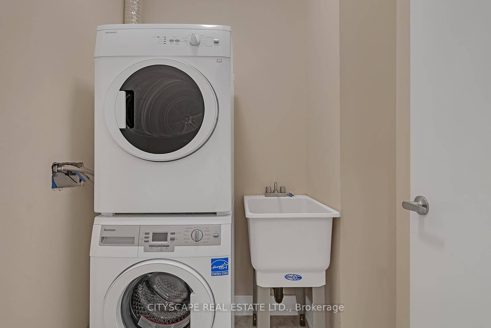 Toronto W02, ON M6P 0B8,3 Elsie LN #44