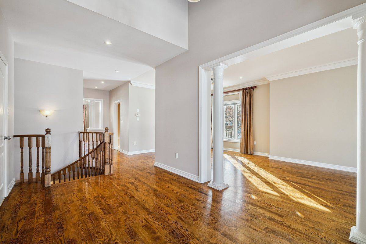 Oakville, ON L6H 7N5,2428 Salcome DR