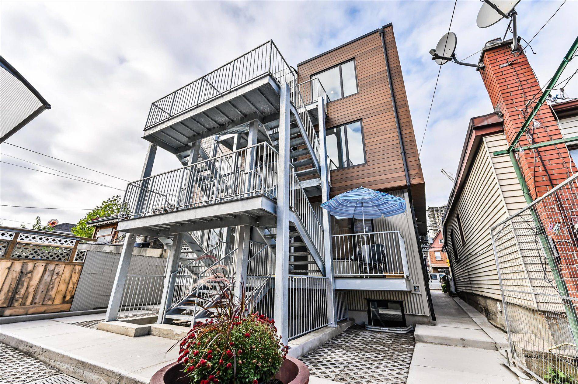 Toronto W02, ON M6H 1Y3,19 Lappin AVE #APT 1