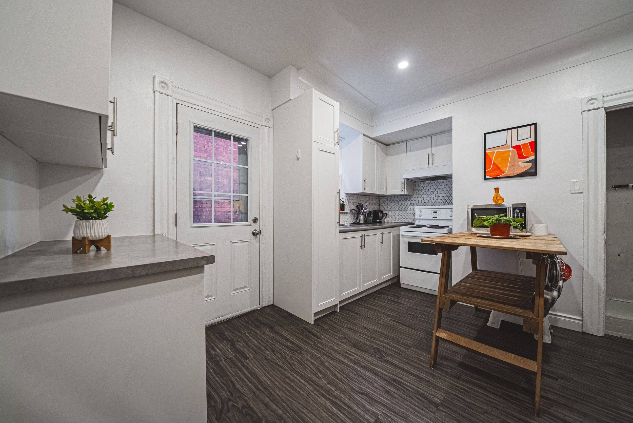 Hamilton, ON L8L 4W2,215 Mary ST