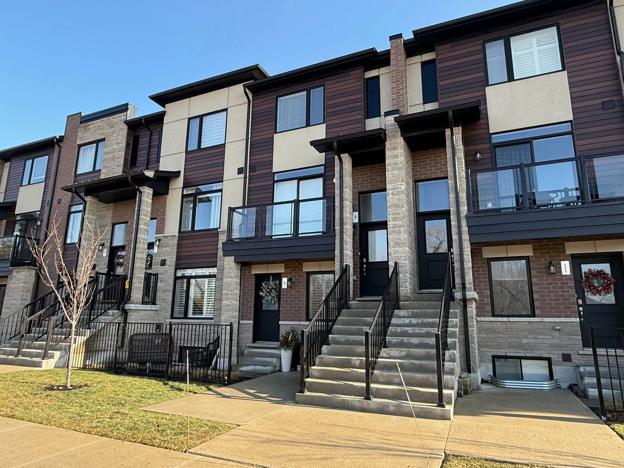 Hamilton, ON L8E 0K5,590 North Service RD #9