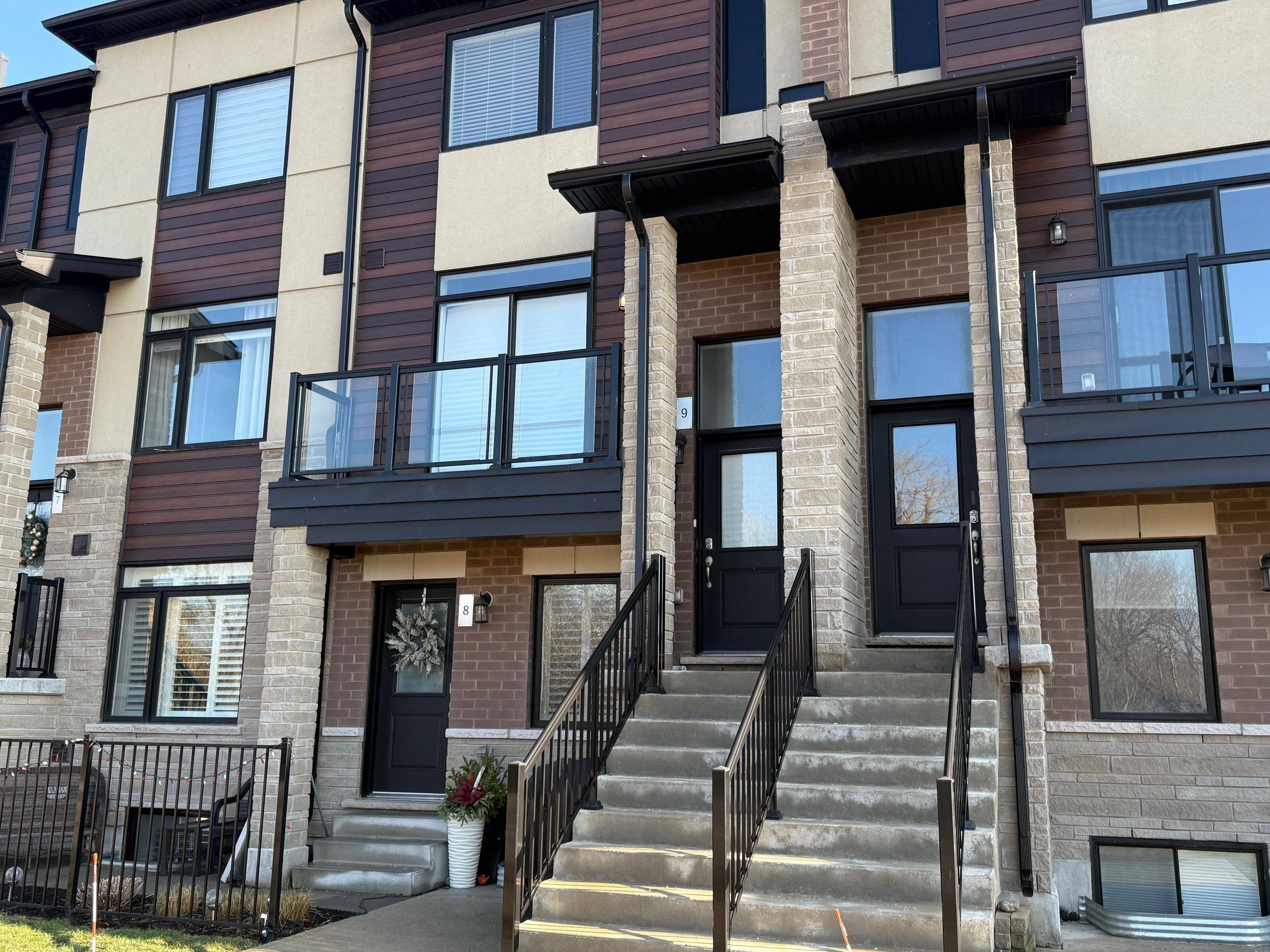 Hamilton, ON L8E 0K5,590 North Service RD #9