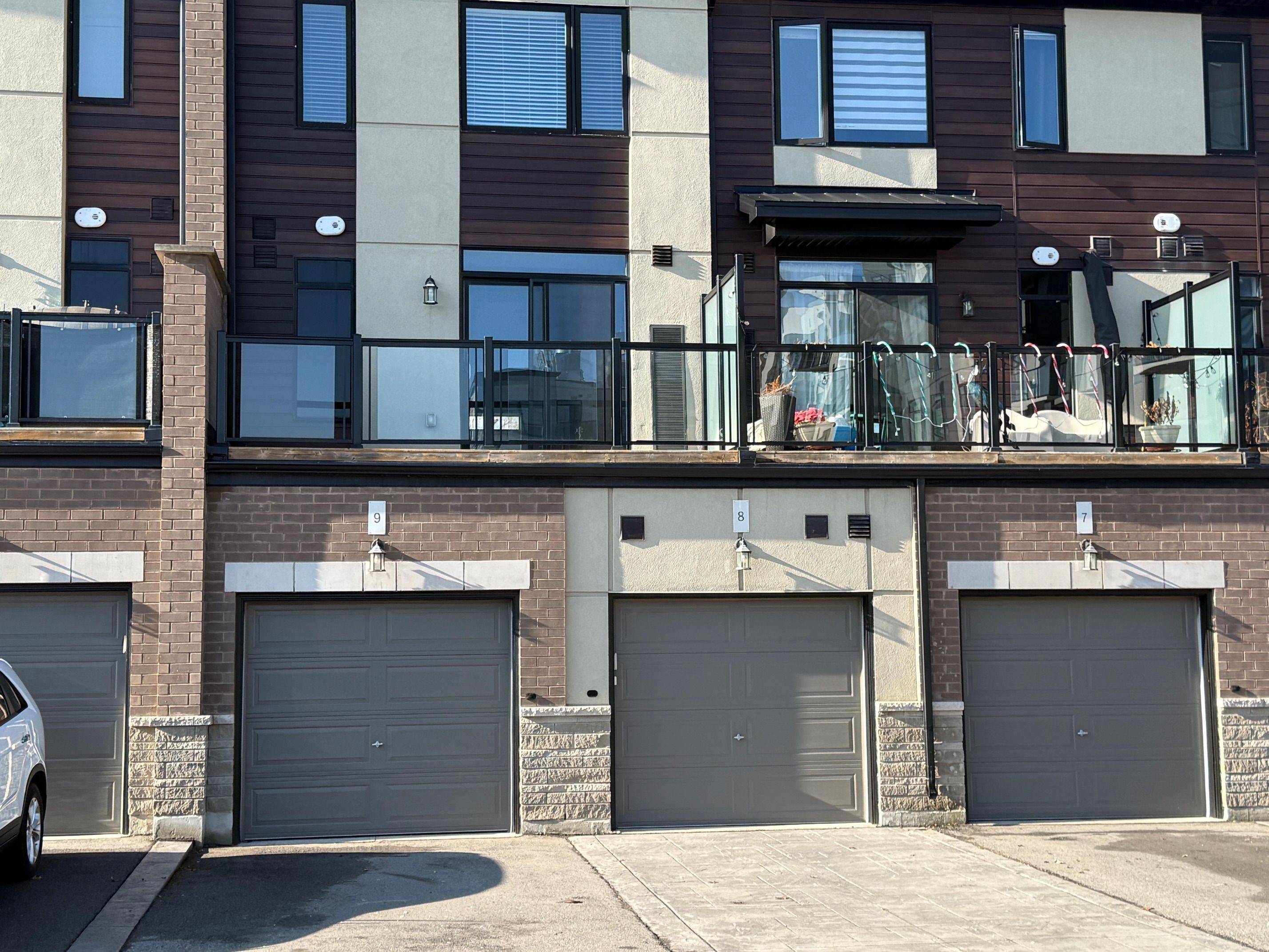 Hamilton, ON L8E 0K5,590 North Service RD #9