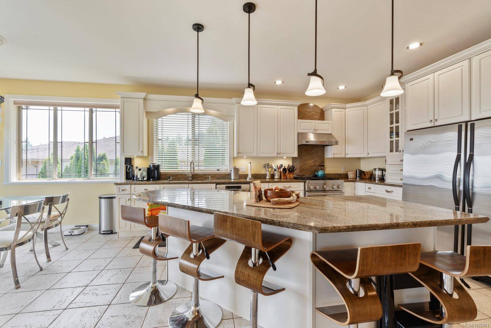 Central Saanich, BC V8M 2J6,7012 Island View Pl