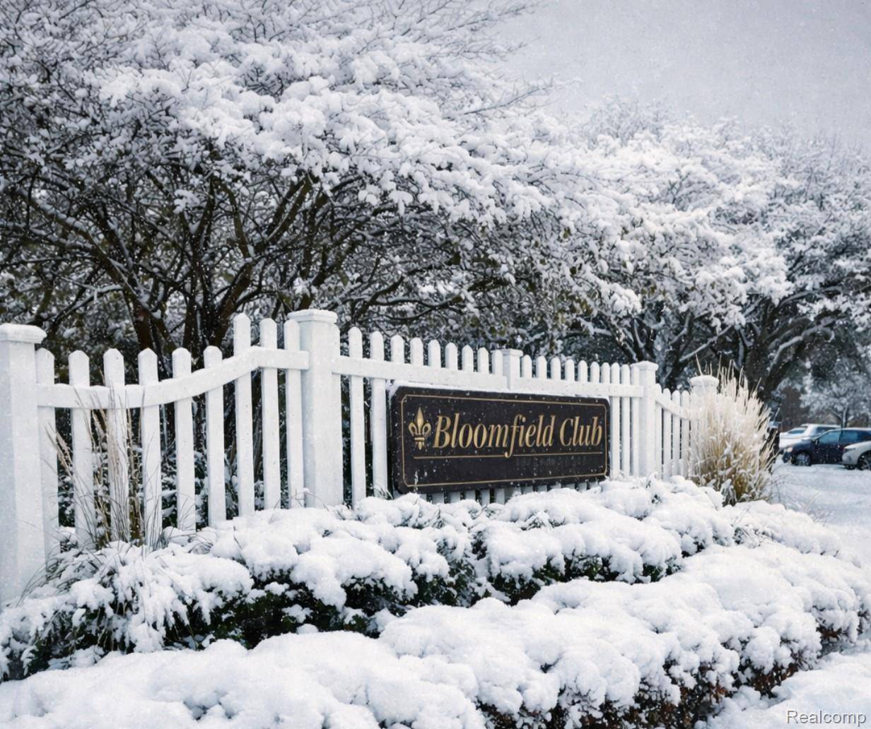 Bloomfield, MI 48304,748 E Fox Hills DR