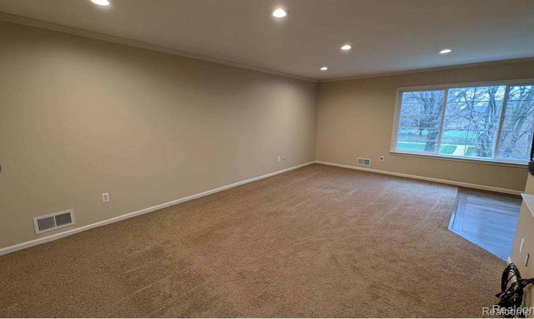 Bloomfield, MI 48304,748 E Fox Hills DR