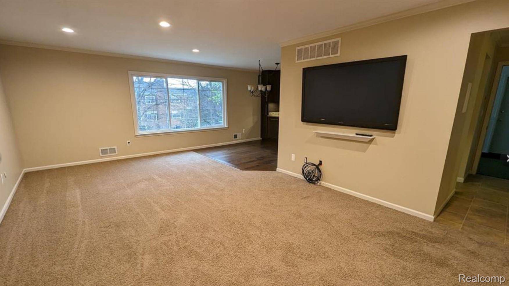 Bloomfield, MI 48304,748 E Fox Hills DR