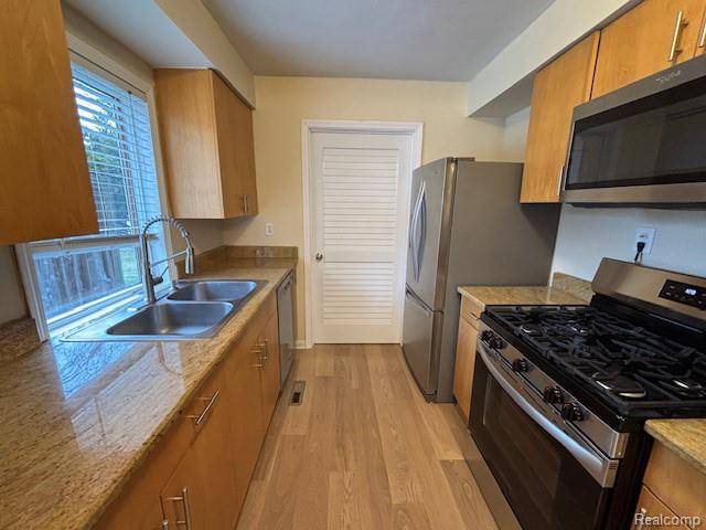 West Bloomfield, MI 48323,5580 Sunnycrest DR