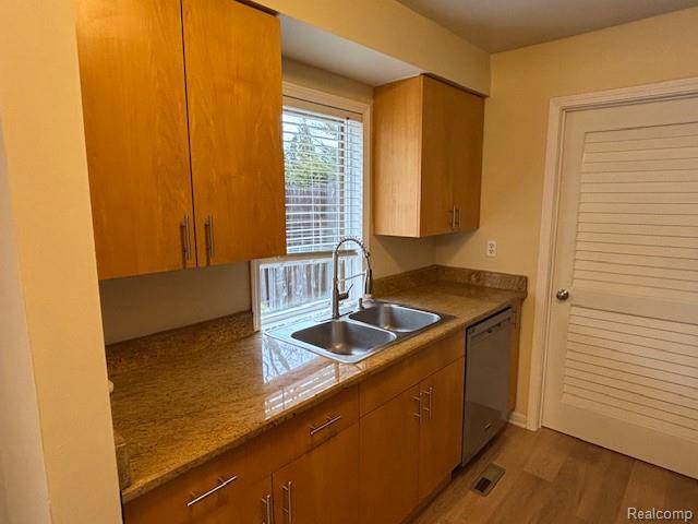 West Bloomfield, MI 48323,5580 Sunnycrest DR