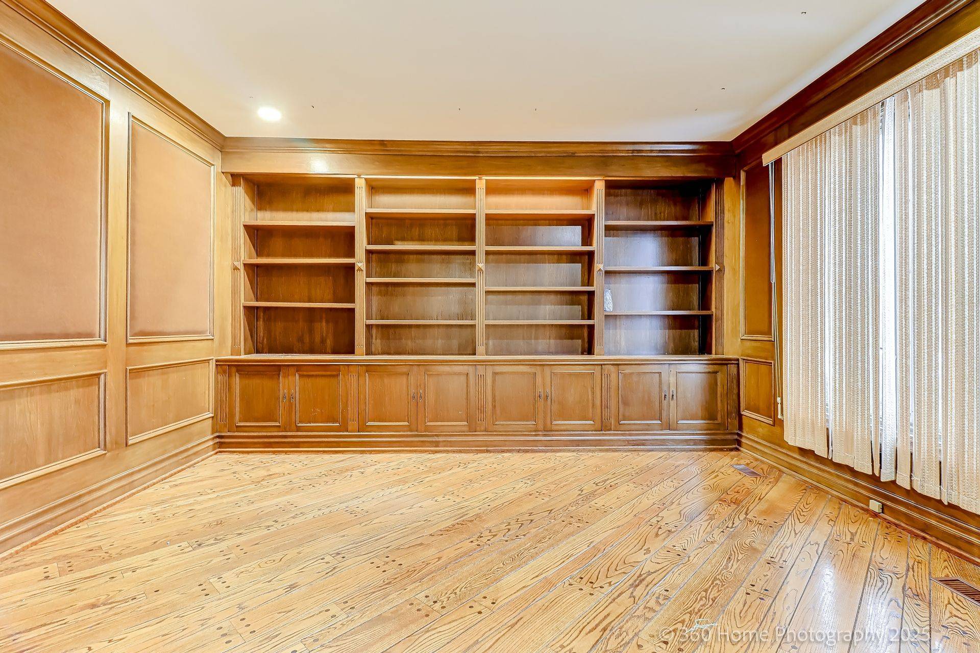 Toronto C04, ON M6A 1T2,29 Sultana AVE