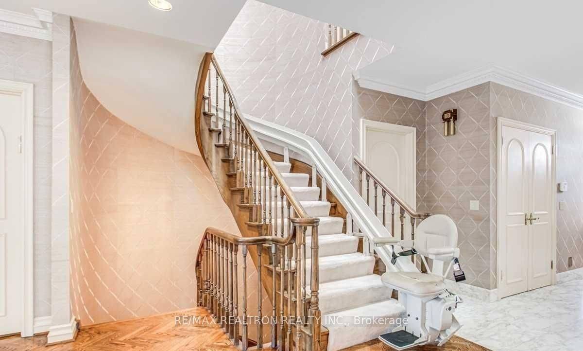 Toronto C04, ON M6A 1T2,29 Sultana AVE