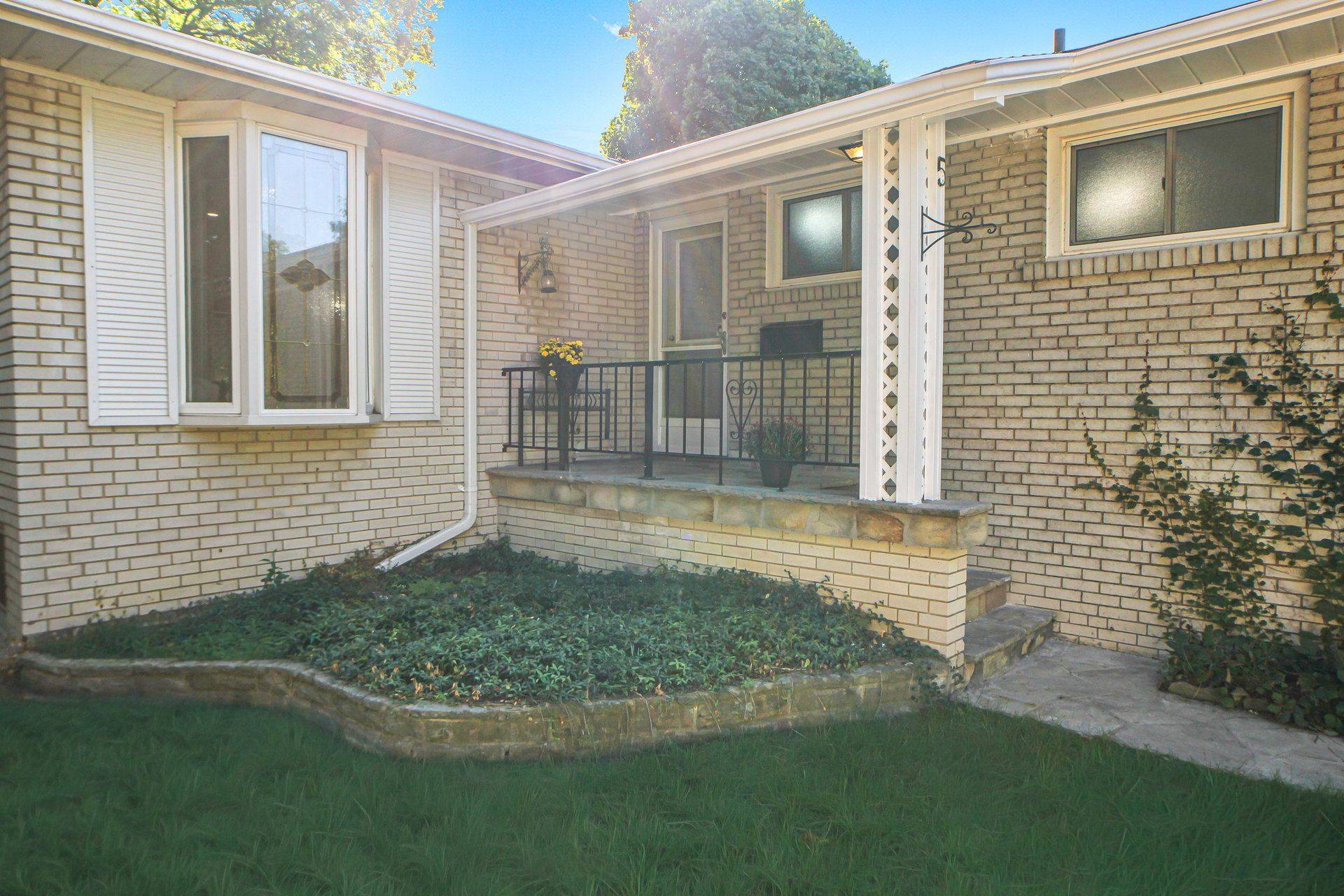 Toronto E09, ON M1J 3A6,5 Landfair CRES