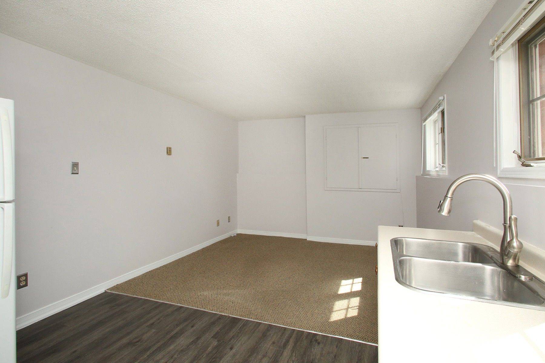 Oshawa, ON L1G 3N4,42 Tecumseh AVE #2