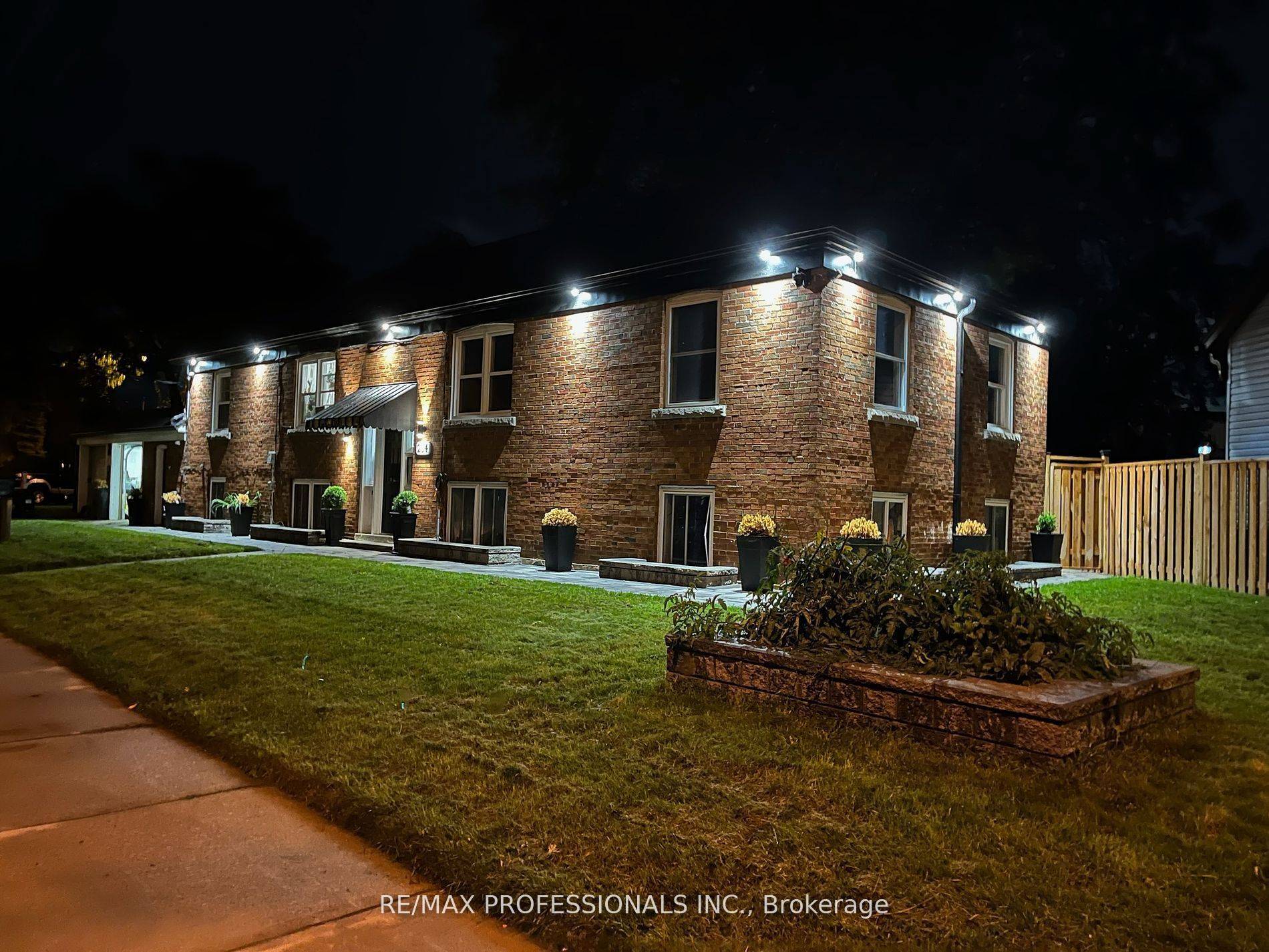 Toronto E03, ON M4C 4L1,284 Gledhill AVE #4