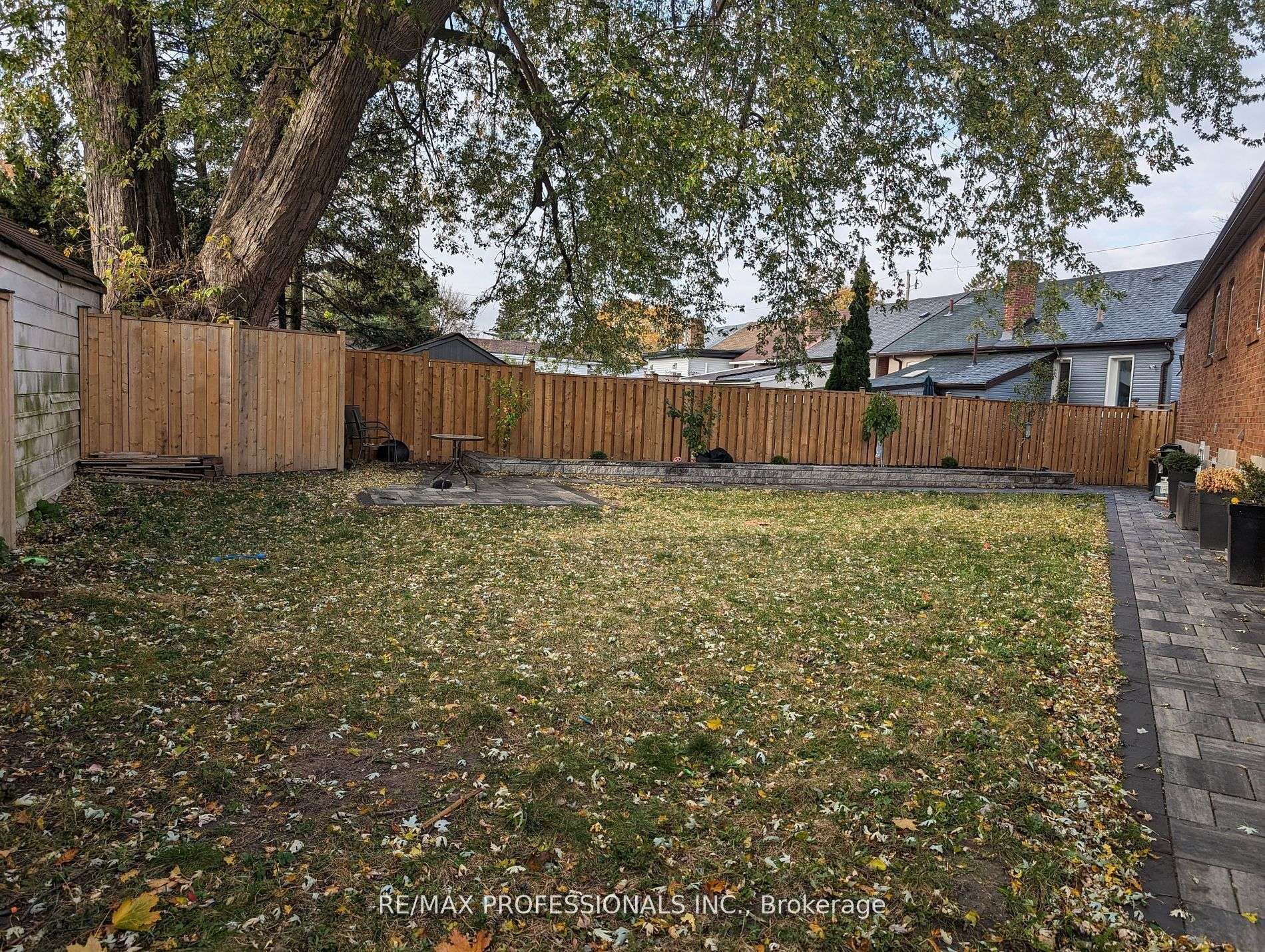 Toronto E03, ON M4C 4L1,284 Gledhill AVE #4