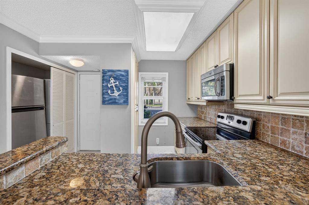 Pompano Beach, FL 33069,2230 N CYPRESS BEND DR #108