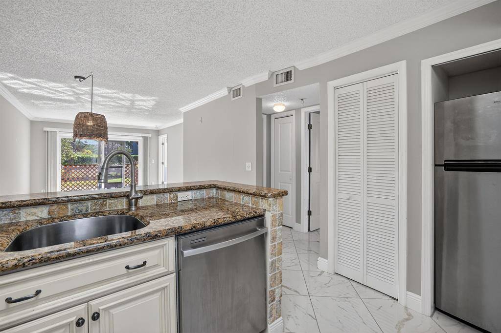 Pompano Beach, FL 33069,2230 N CYPRESS BEND DR #108