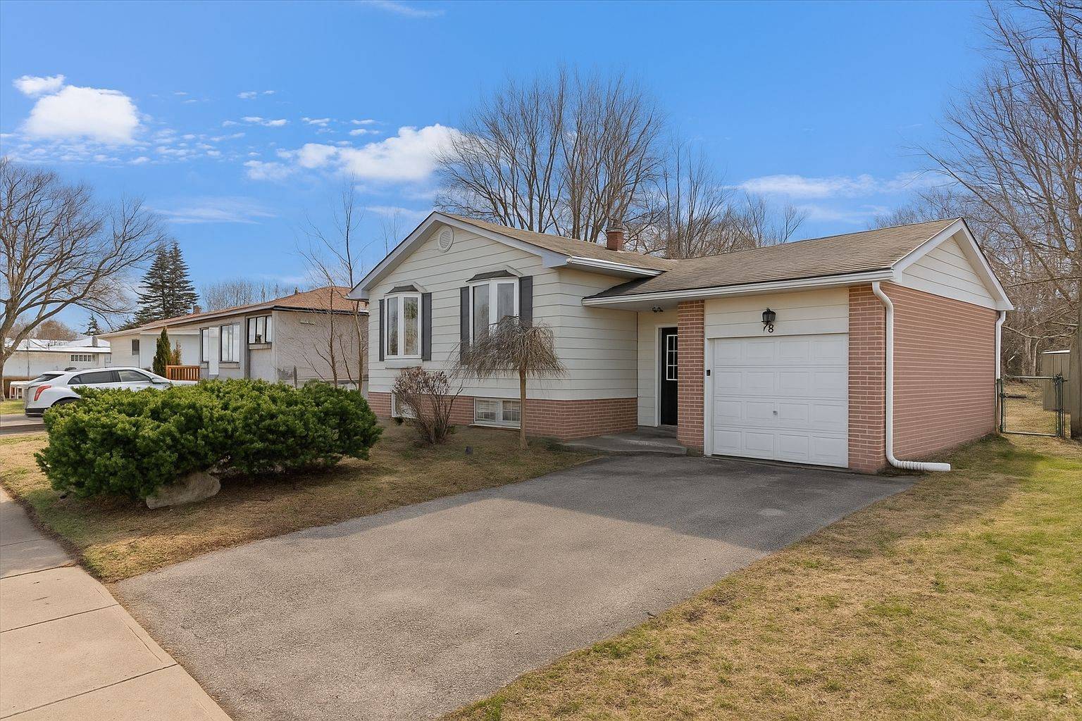 Barrie, ON L4M 2W3,78 College CRES #Main