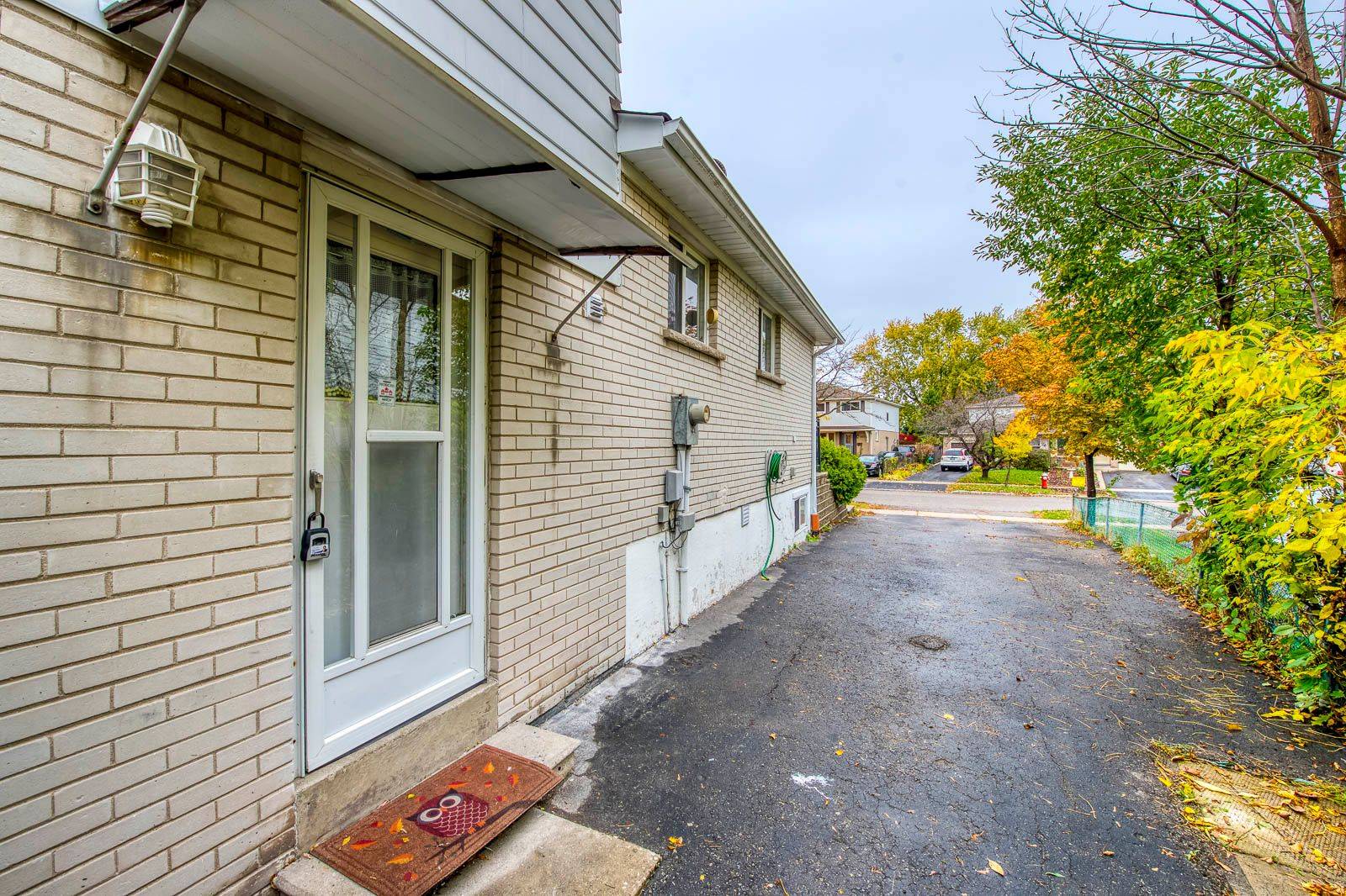 Mississauga, ON L5K 1E8,2835 Hollington CRES #(Lower)
