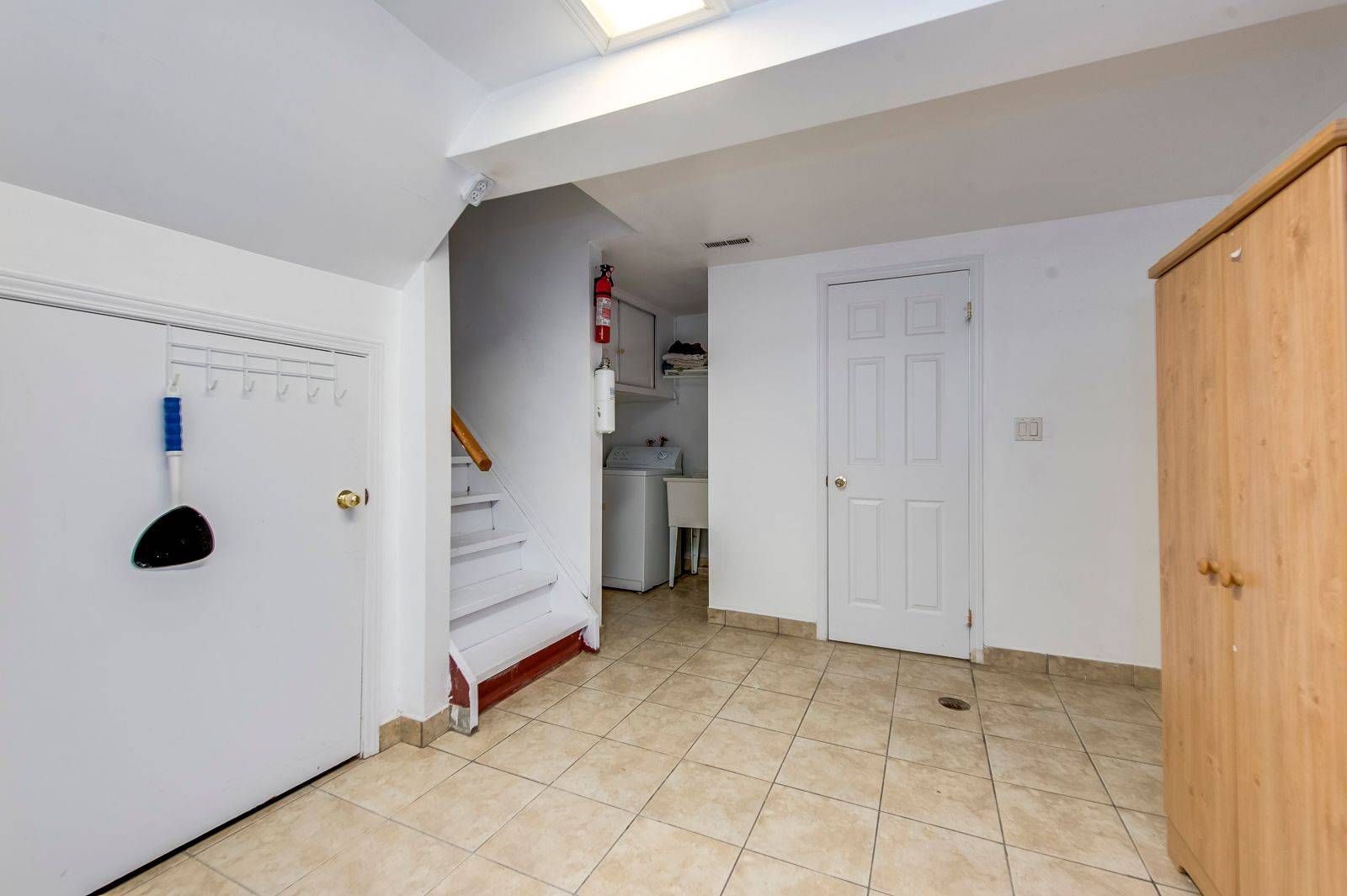 Mississauga, ON L5K 1E8,2835 Hollington CRES #(Lower)