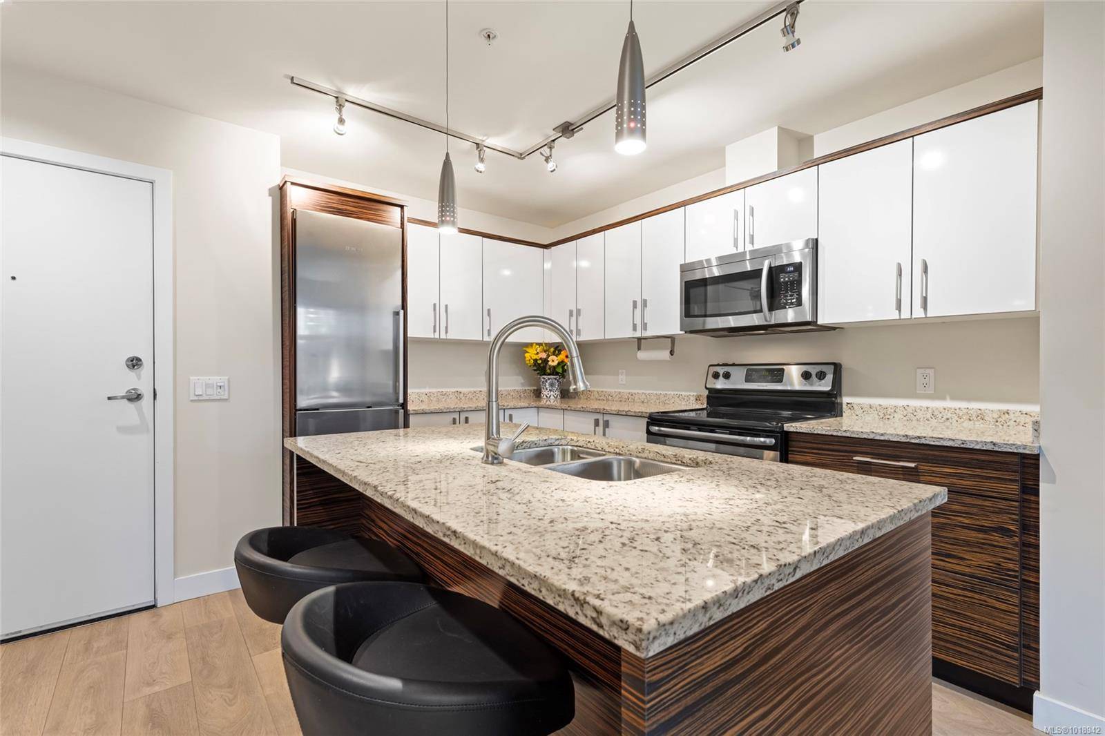 Saanich, BC V8X 2E9,4040 Borden St #206