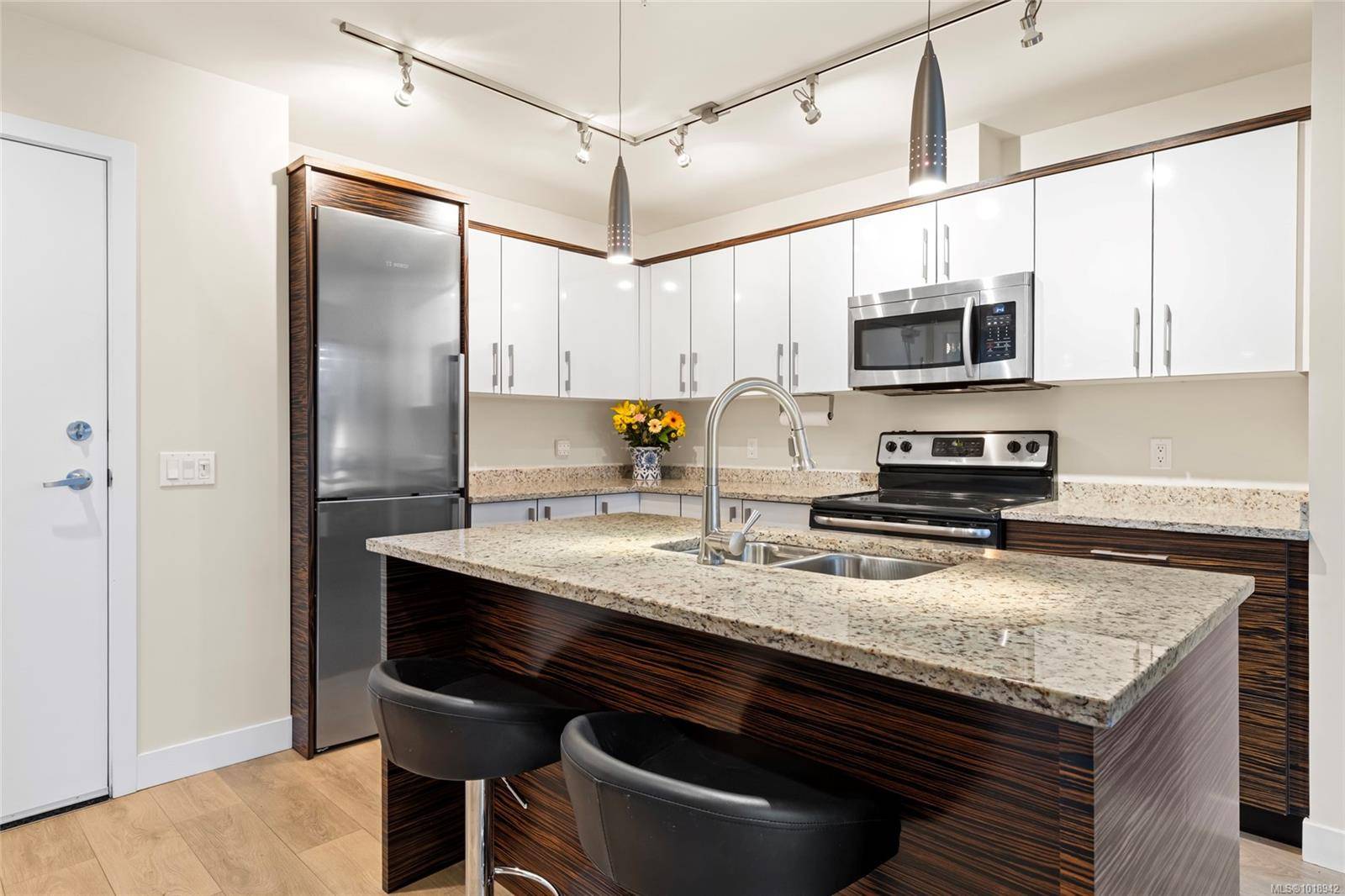 Saanich, BC V8X 2E9,4040 Borden St #206