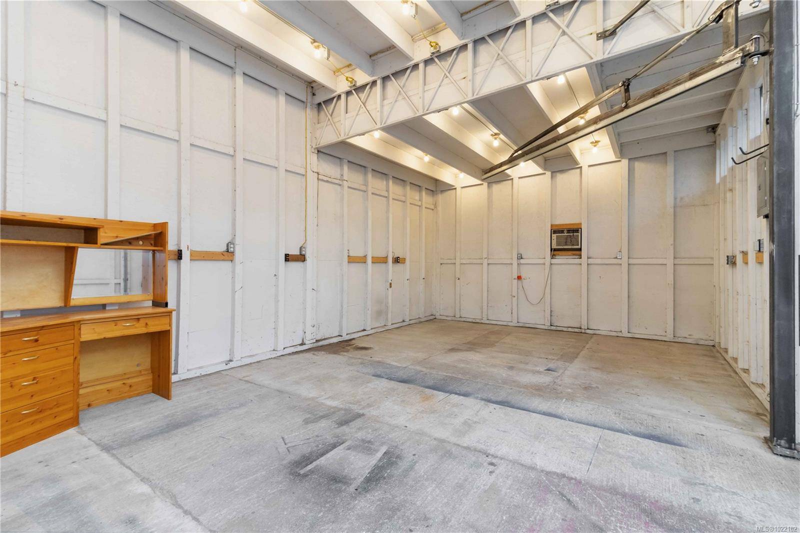 Victoria, BC V8R 1Y7,1453 Walnut St