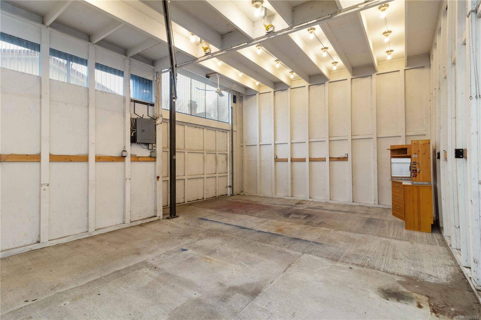 Victoria, BC V8R 1Y7,1453 Walnut St