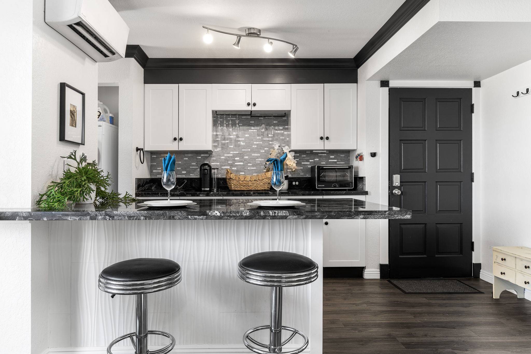 Kailua-kona, HI 96740,75-5863 KUAKINI HIGHWAY #221