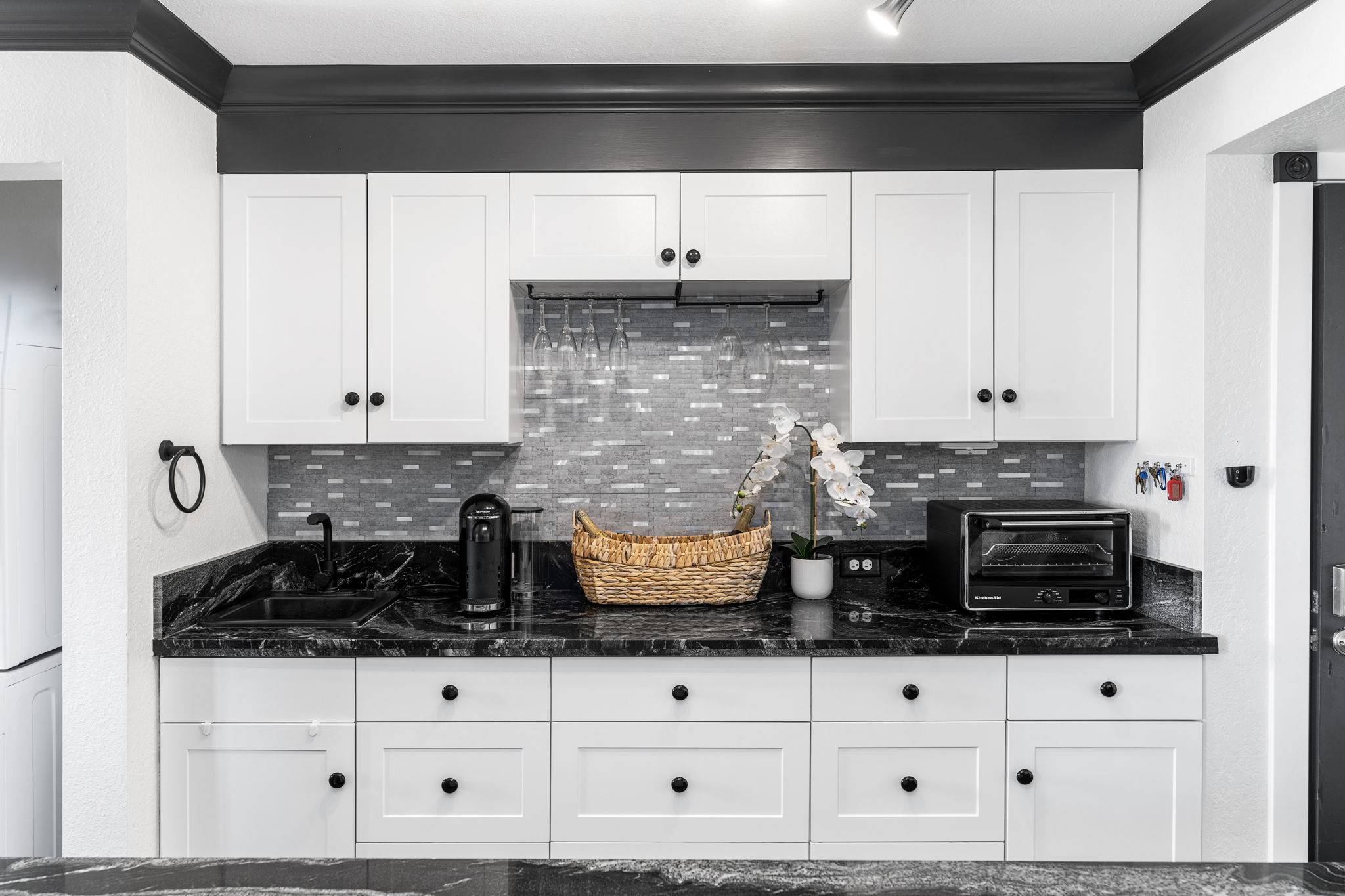 Kailua-kona, HI 96740,75-5863 KUAKINI HIGHWAY #221